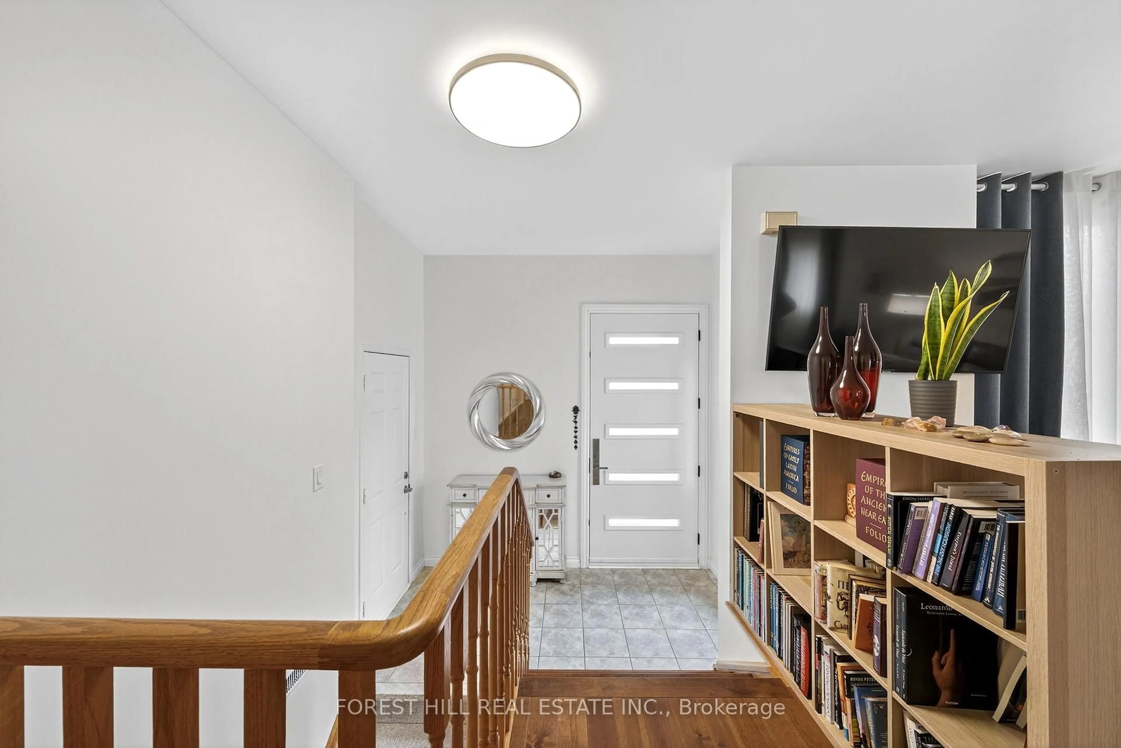 Indoor entryway for 168 Hurst Dr, Barrie Ontario L4N 8P6