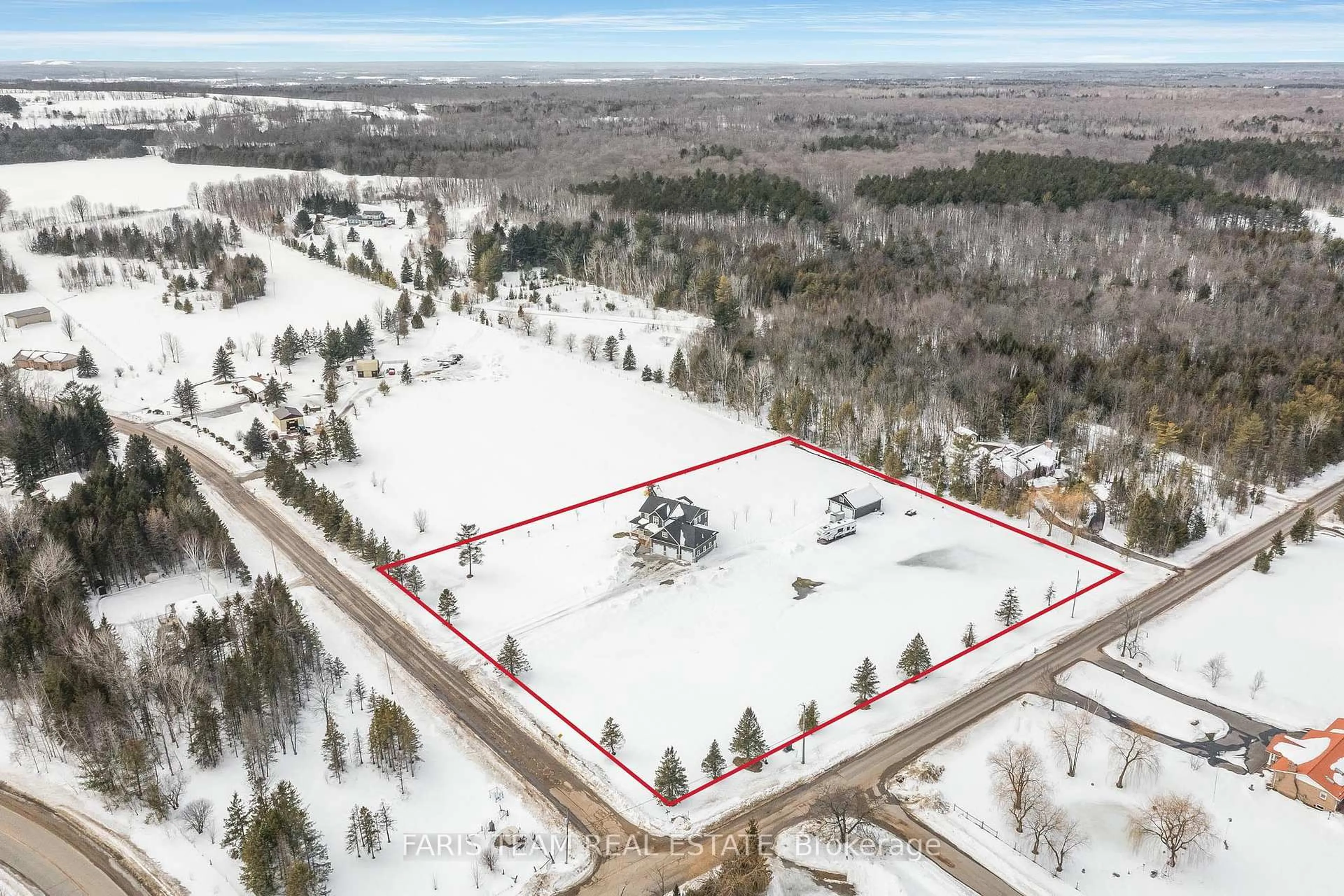 A pic from outside/outdoor area/front of a property/back of a property/a pic from drone, building for 2448 Stockdale Rd, Severn Ontario L3V 6P9