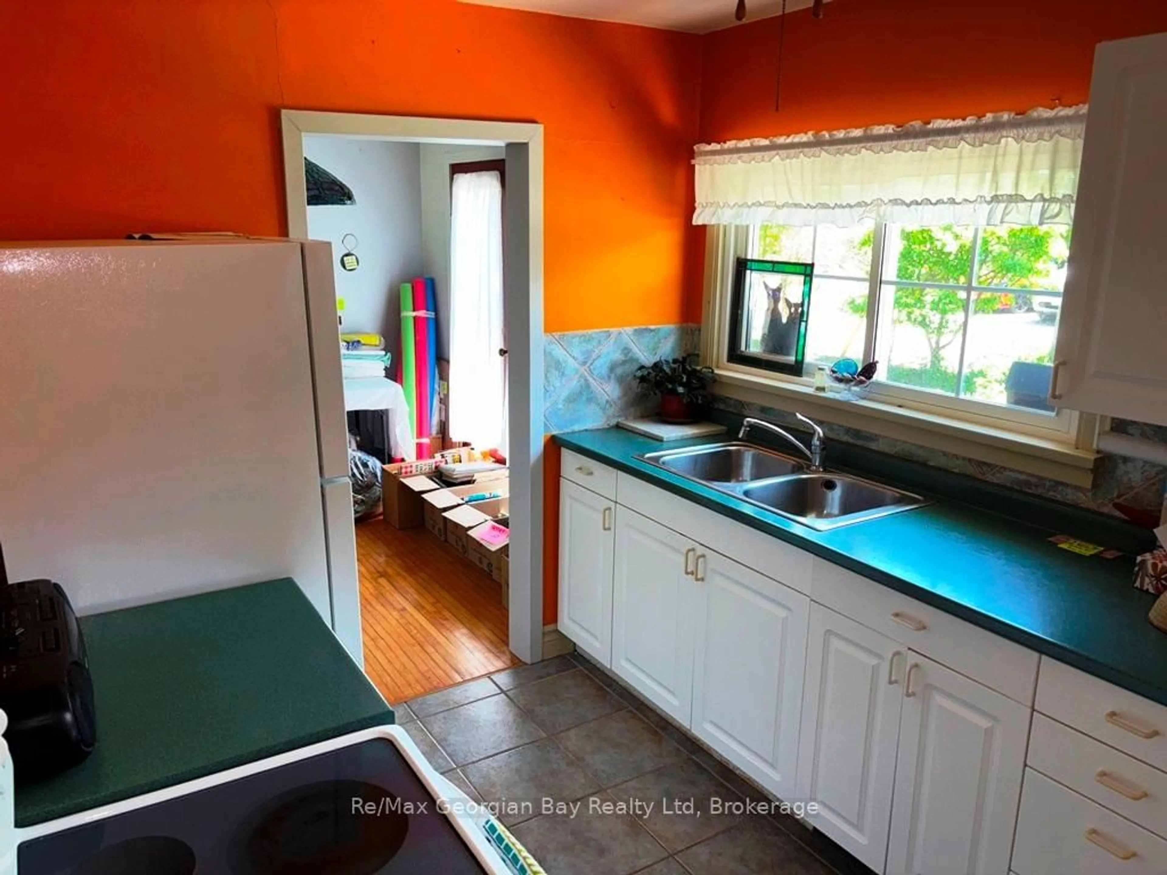Standard kitchen, ceramic/tile floor for 1 GRAY St, Severn Ontario L0K 1E0