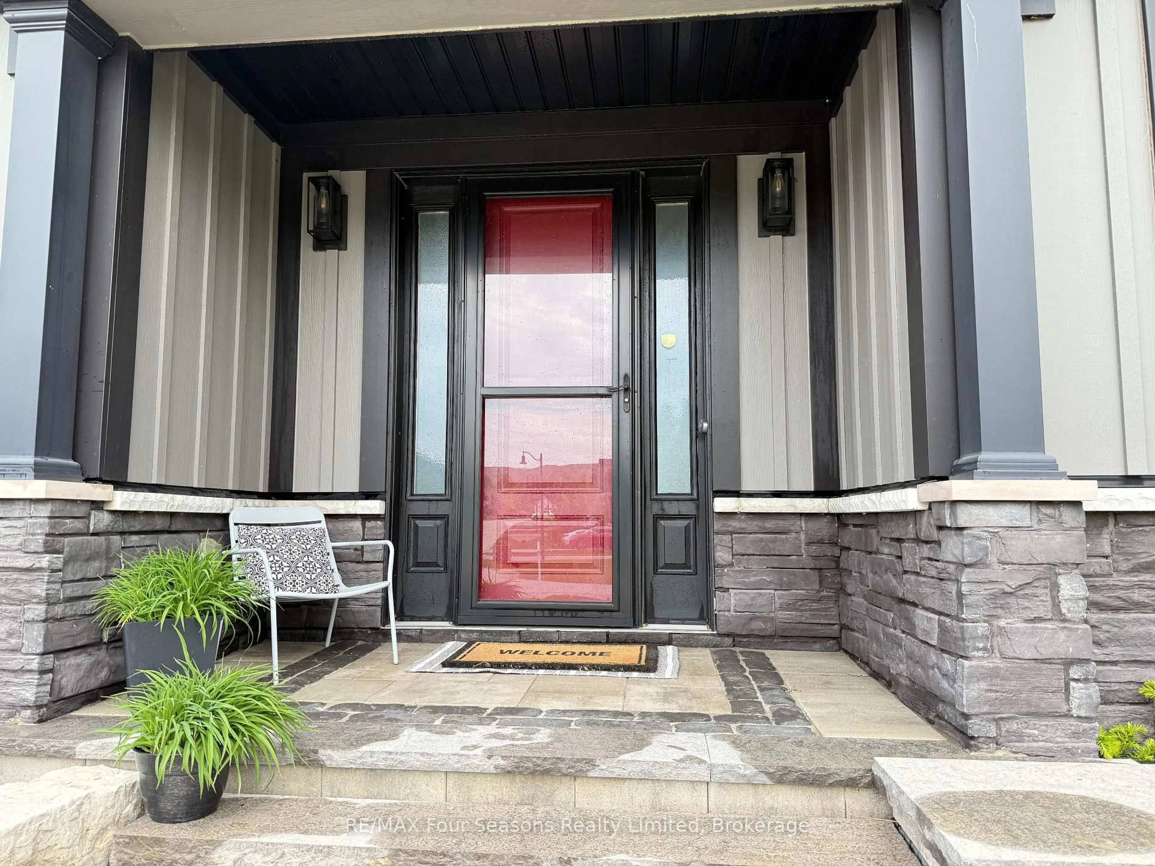Indoor entryway for 111 Crestview Crt, Blue Mountains Ontario L9Y 0Z4