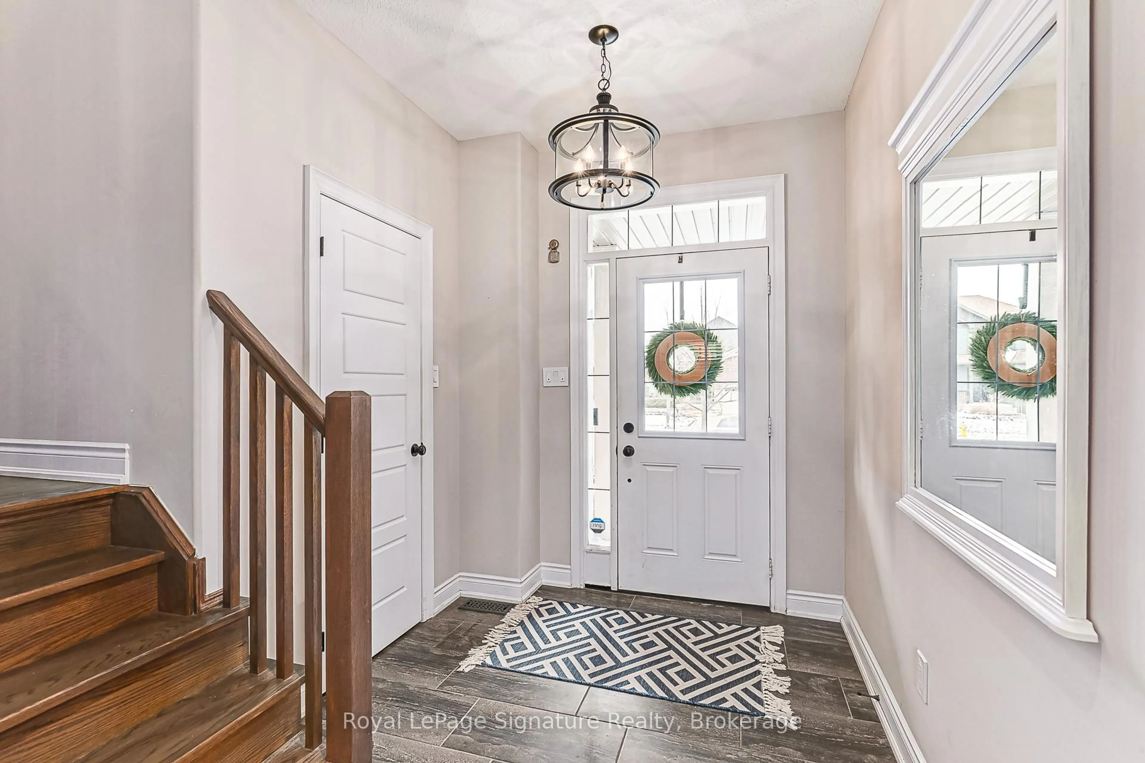 Indoor entryway for 38 Garbutt Cres, Collingwood Ontario L9Y 0H6