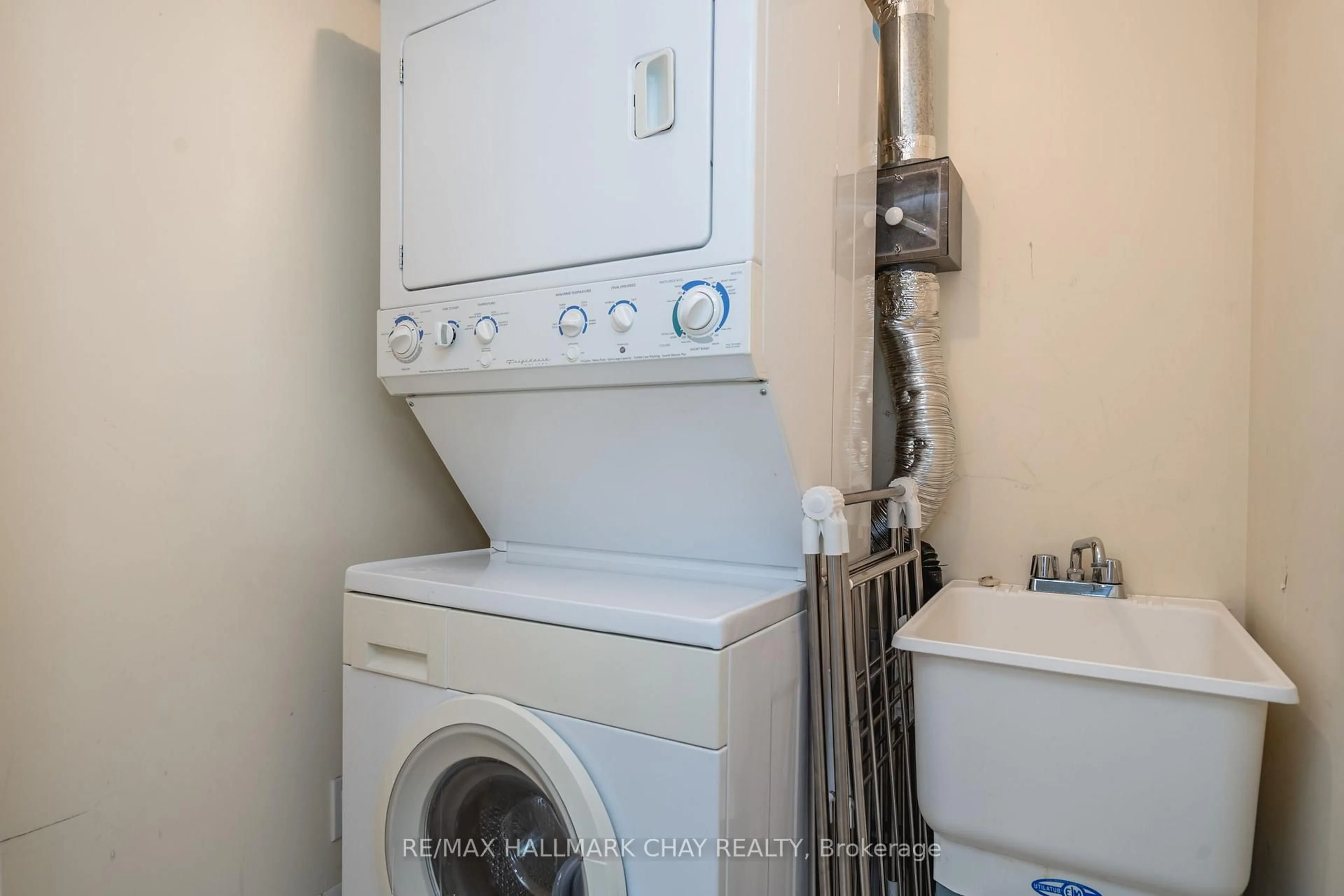 Laundry room for 57 High Vista Dr, Oro-Medonte Ontario L4M 4Y8