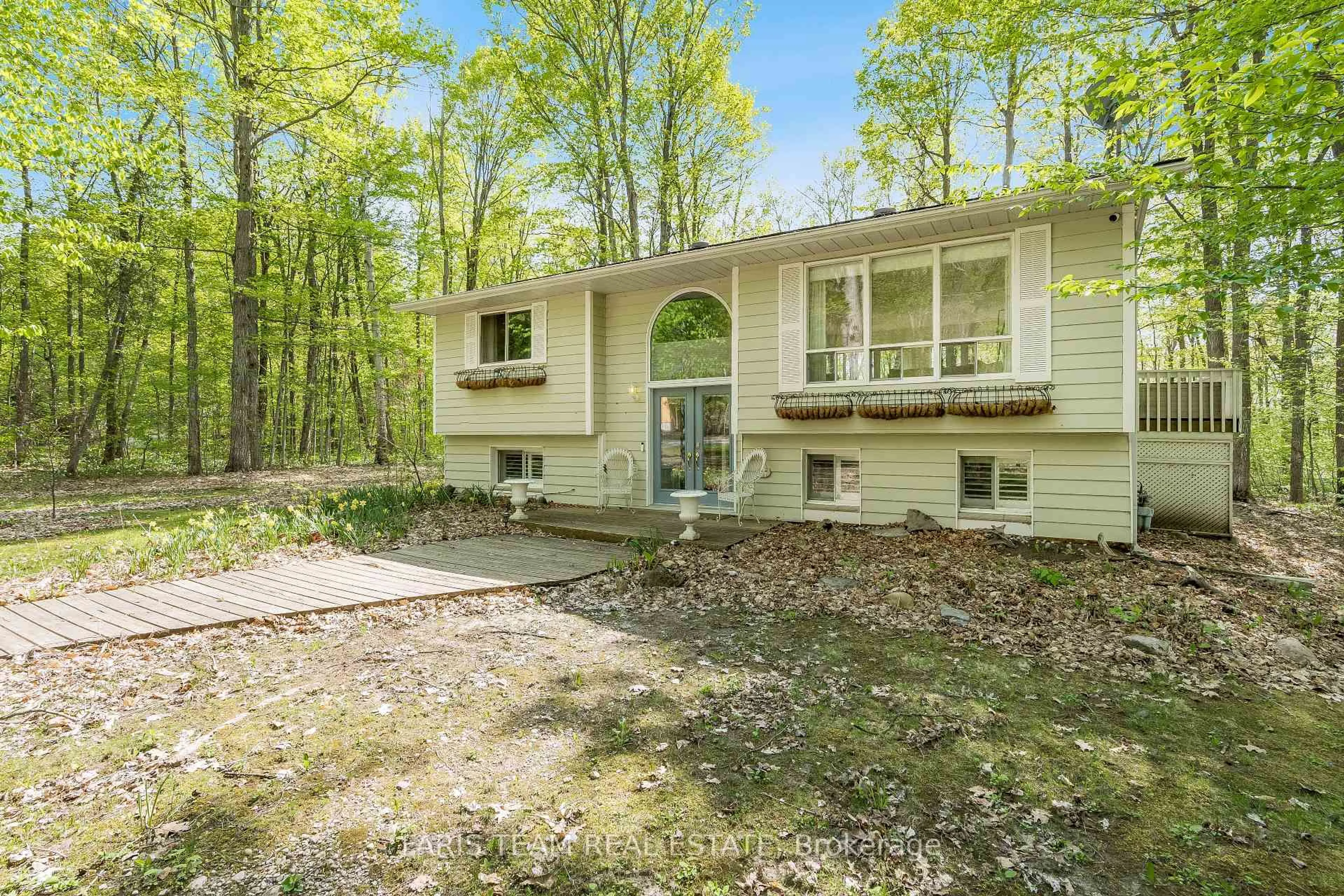 Home with vinyl exterior material, forest/trees view for 104 Silver Birch Dr, Tiny Ontario L9M 0M6