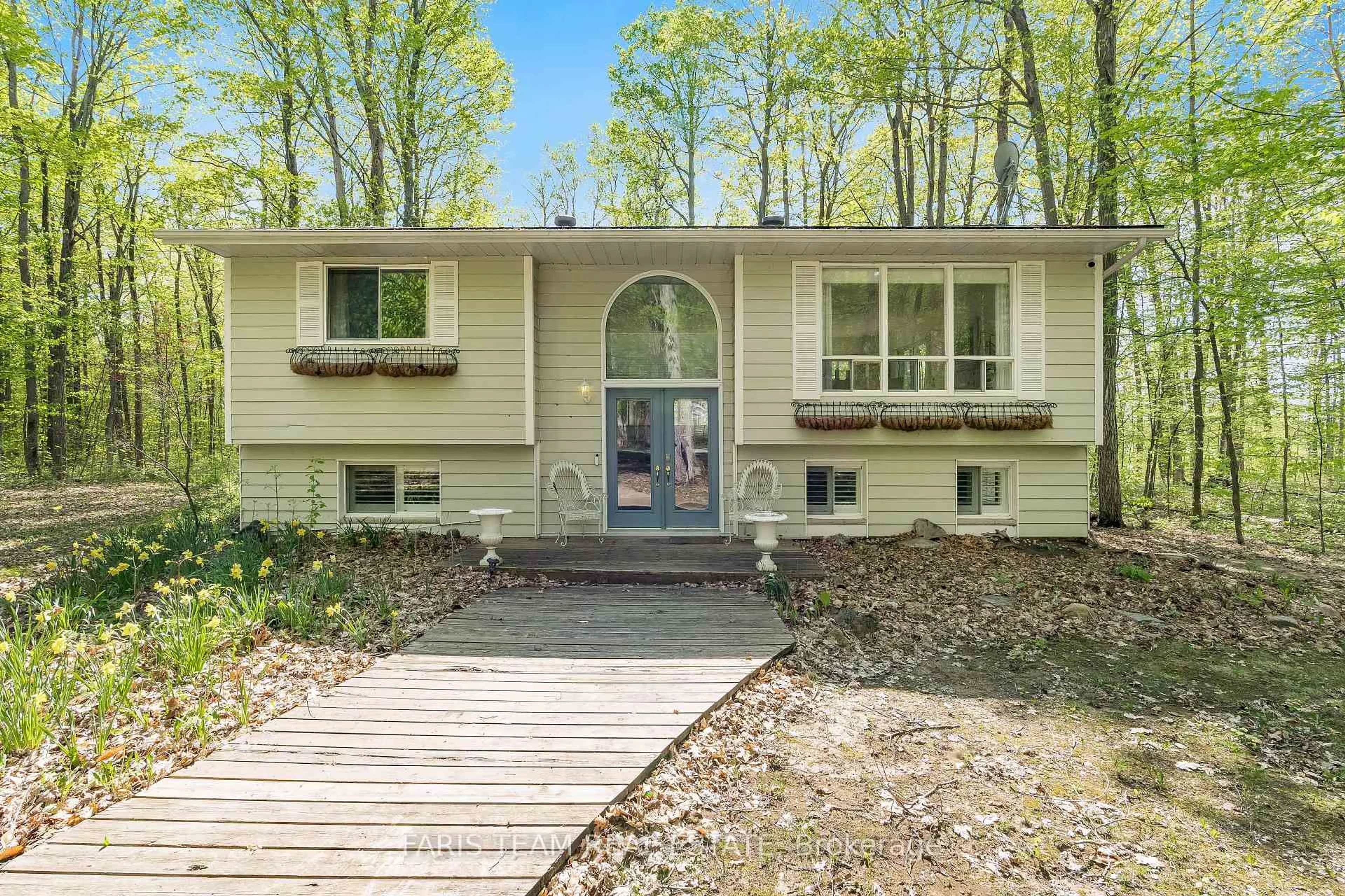 Home with vinyl exterior material, unknown for 104 Silver Birch Dr, Tiny Ontario L9M 0M6