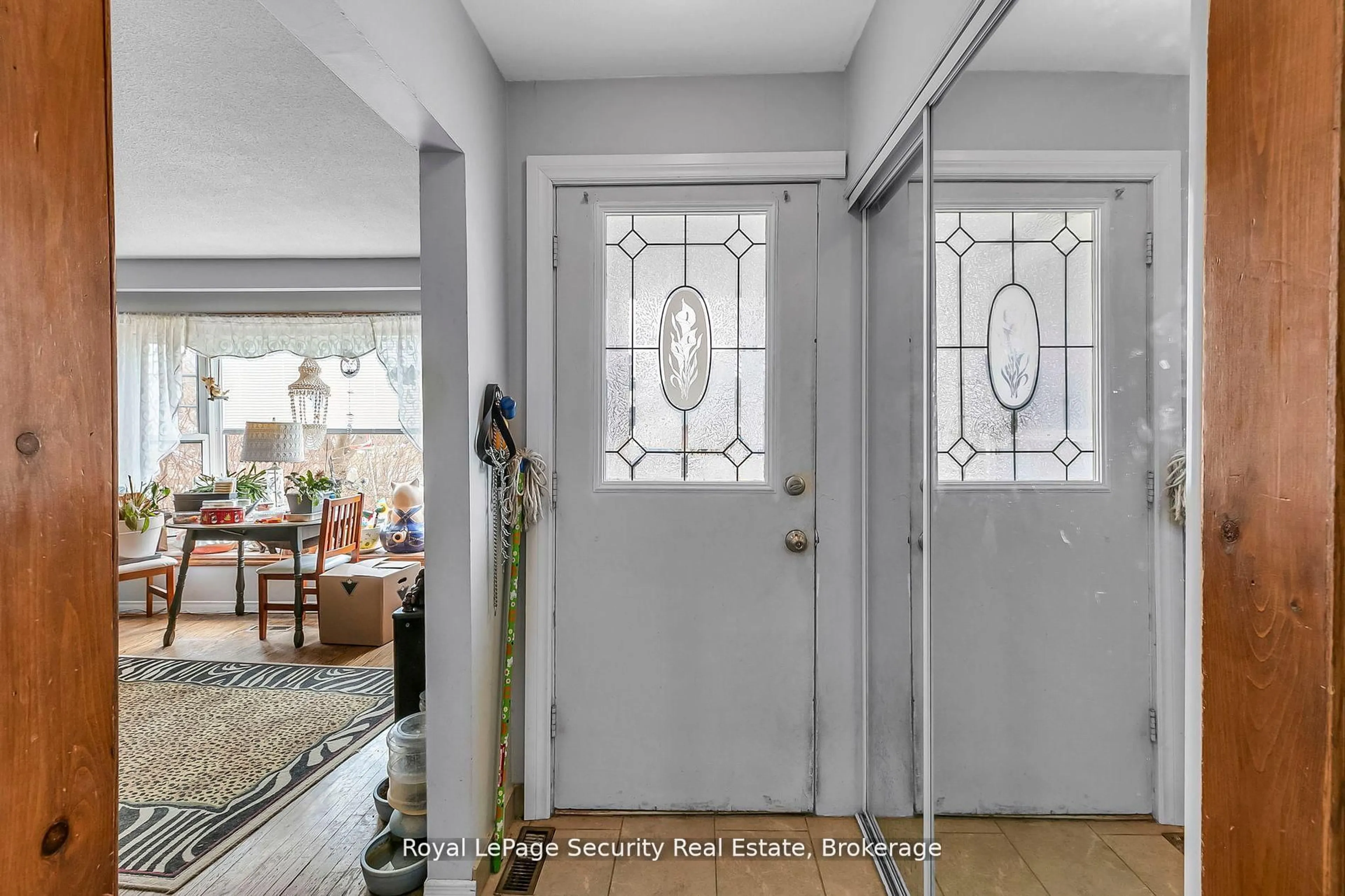 Indoor entryway for 22 Burbank Pl, Barrie Ontario L4M 2S8