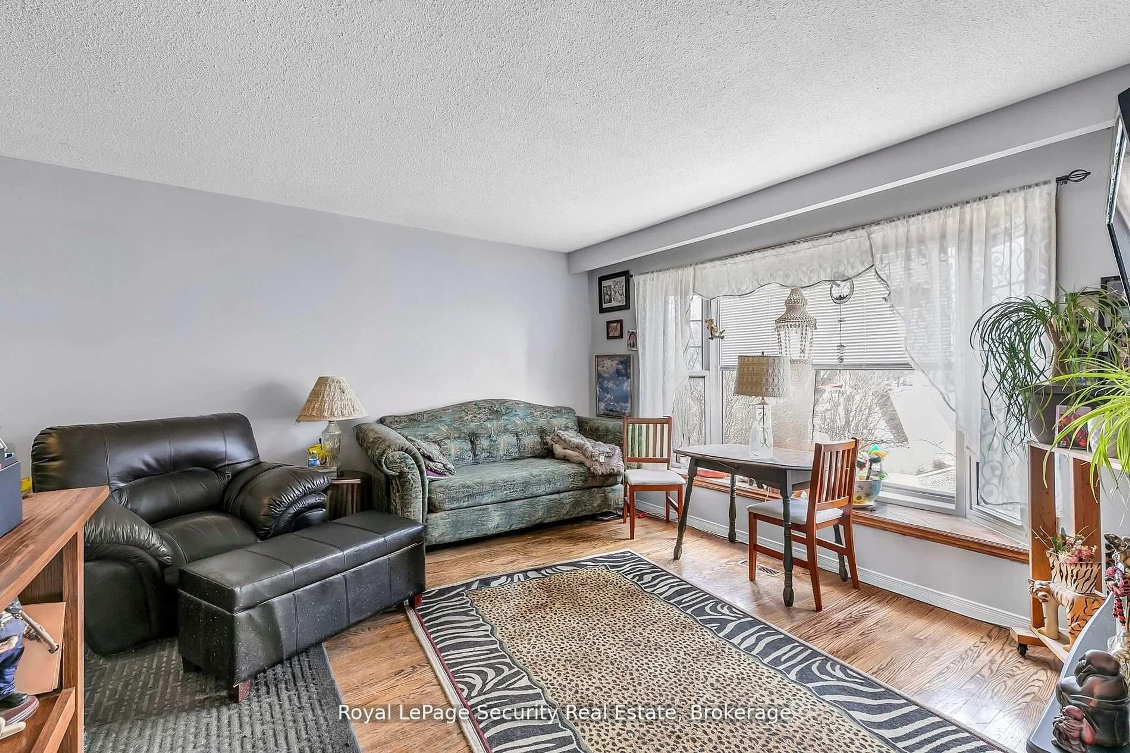 Living room with furniture, unknown for 22 Burbank Pl, Barrie Ontario L4M 2S8