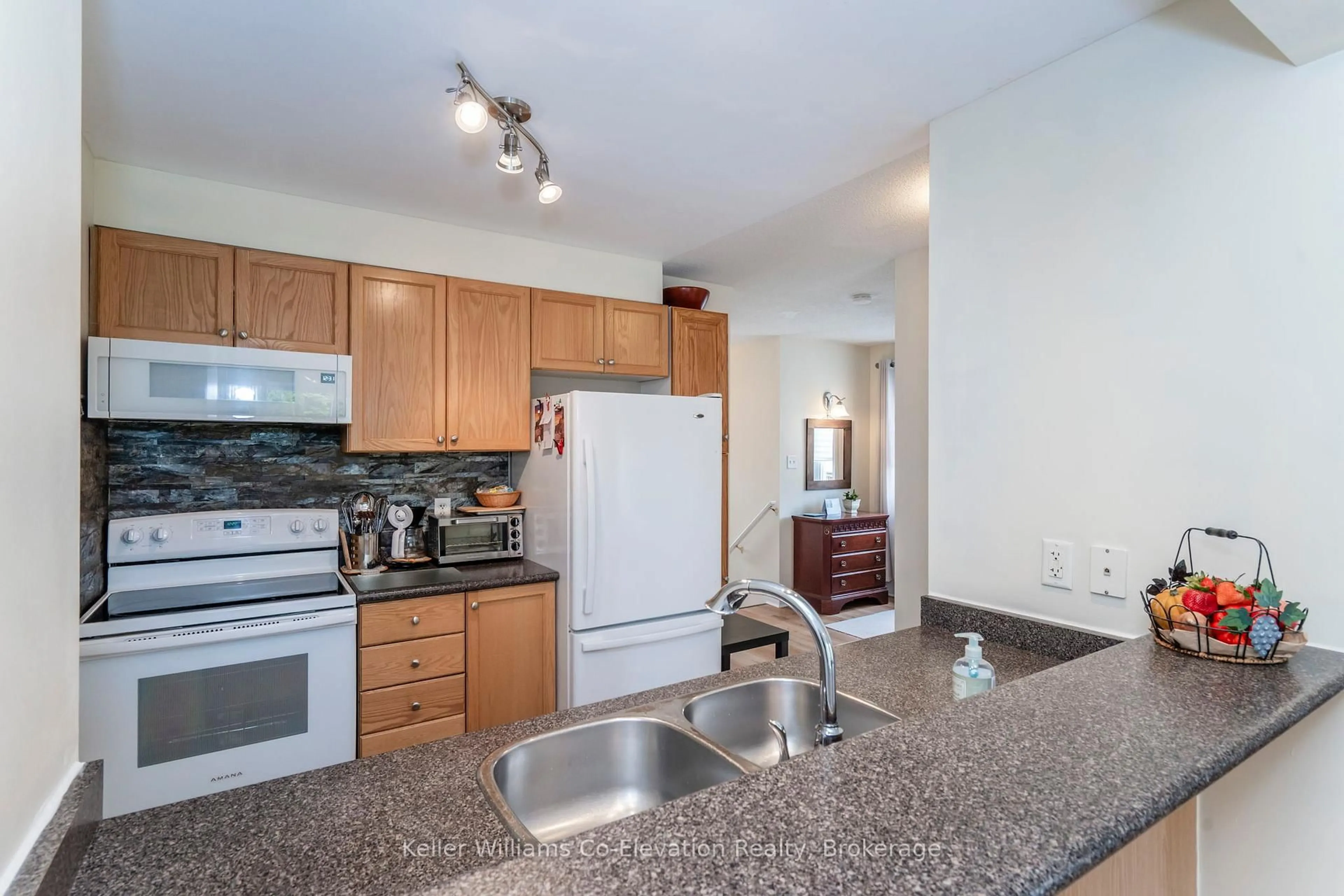 Standard kitchen, unknown for 105 Southwinds Cres, Midland Ontario L4R 0A1