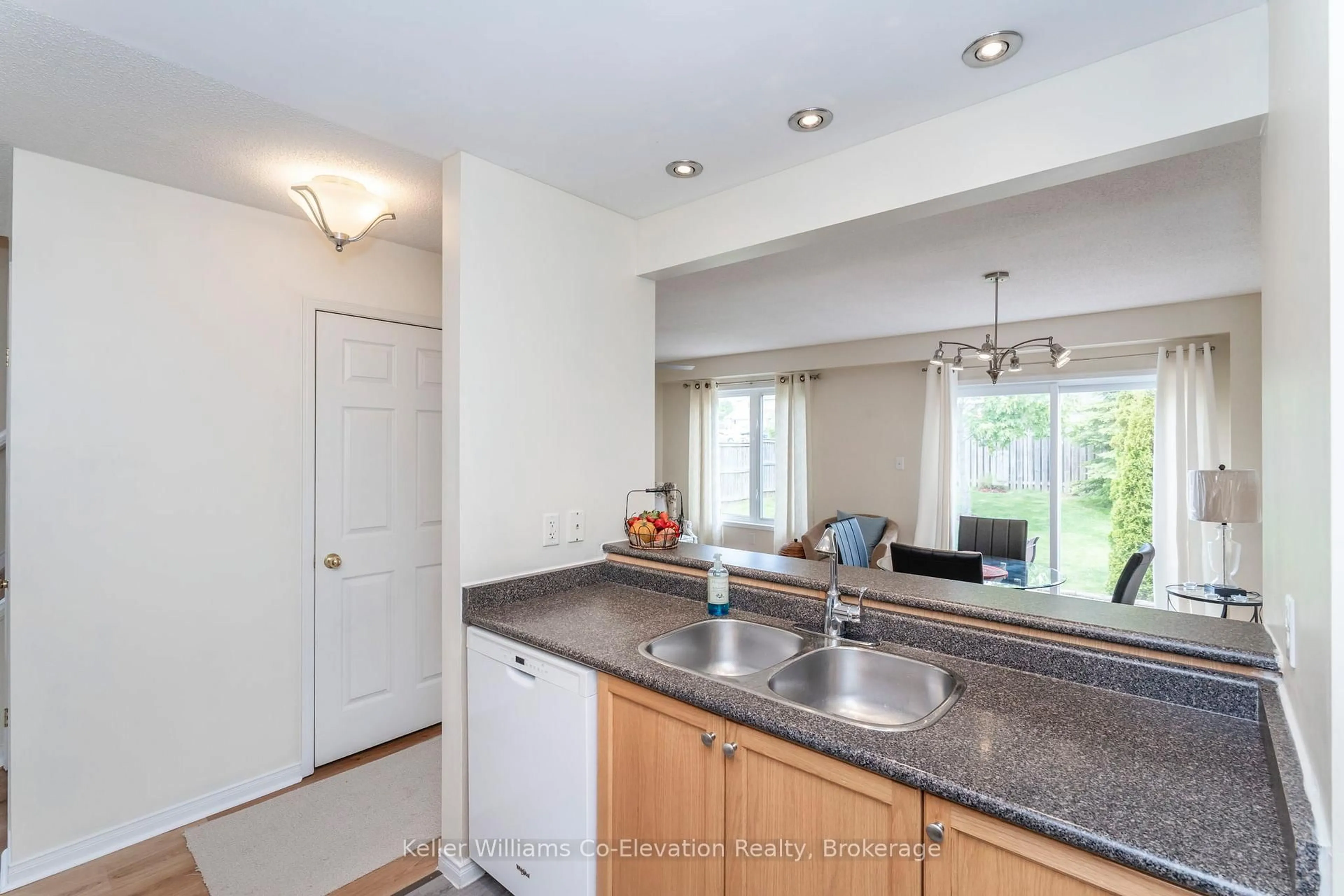 Standard kitchen, unknown for 105 Southwinds Cres, Midland Ontario L4R 0A1