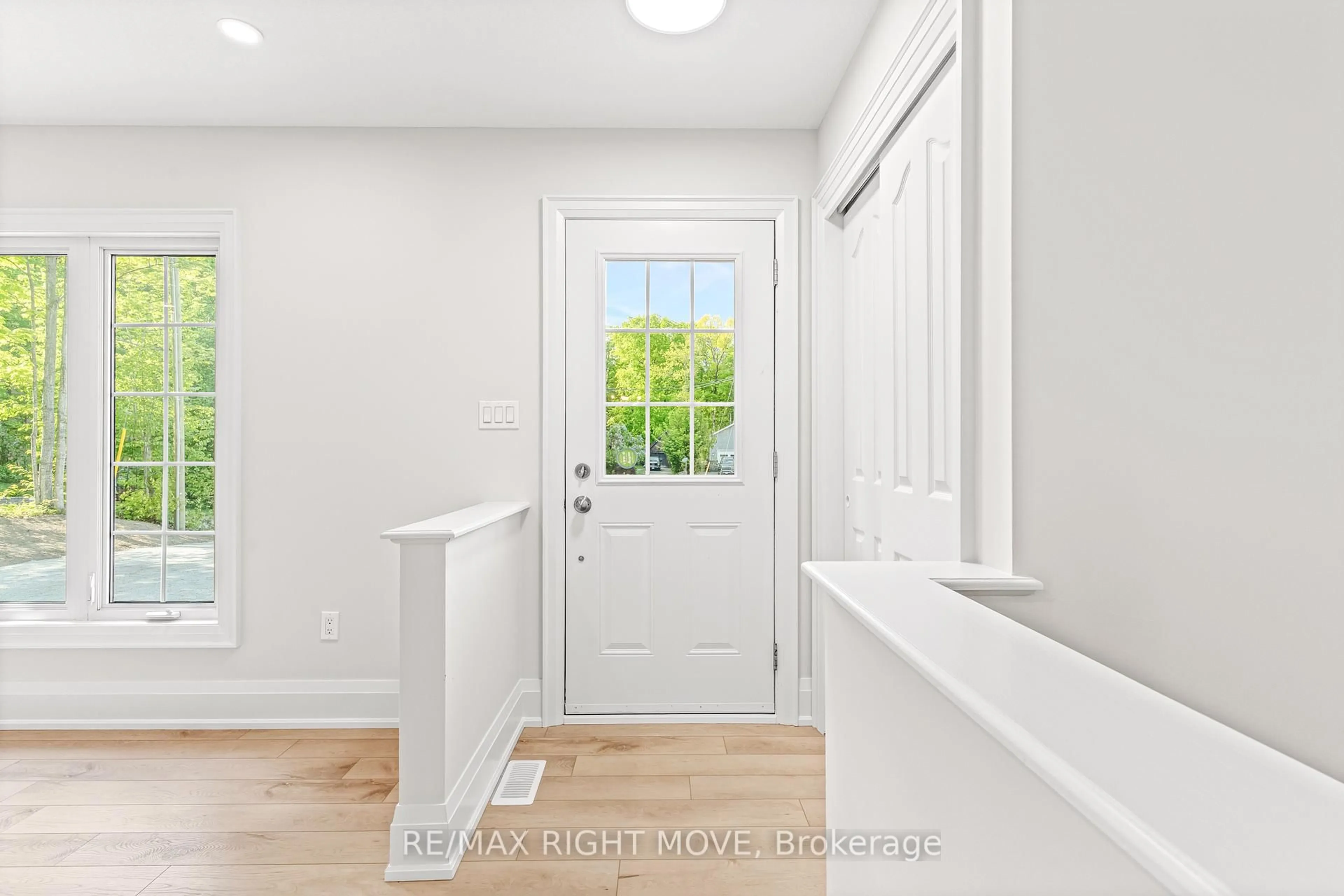Indoor entryway for 1 ojibway Cres, Tiny Ontario L9M 0B2
