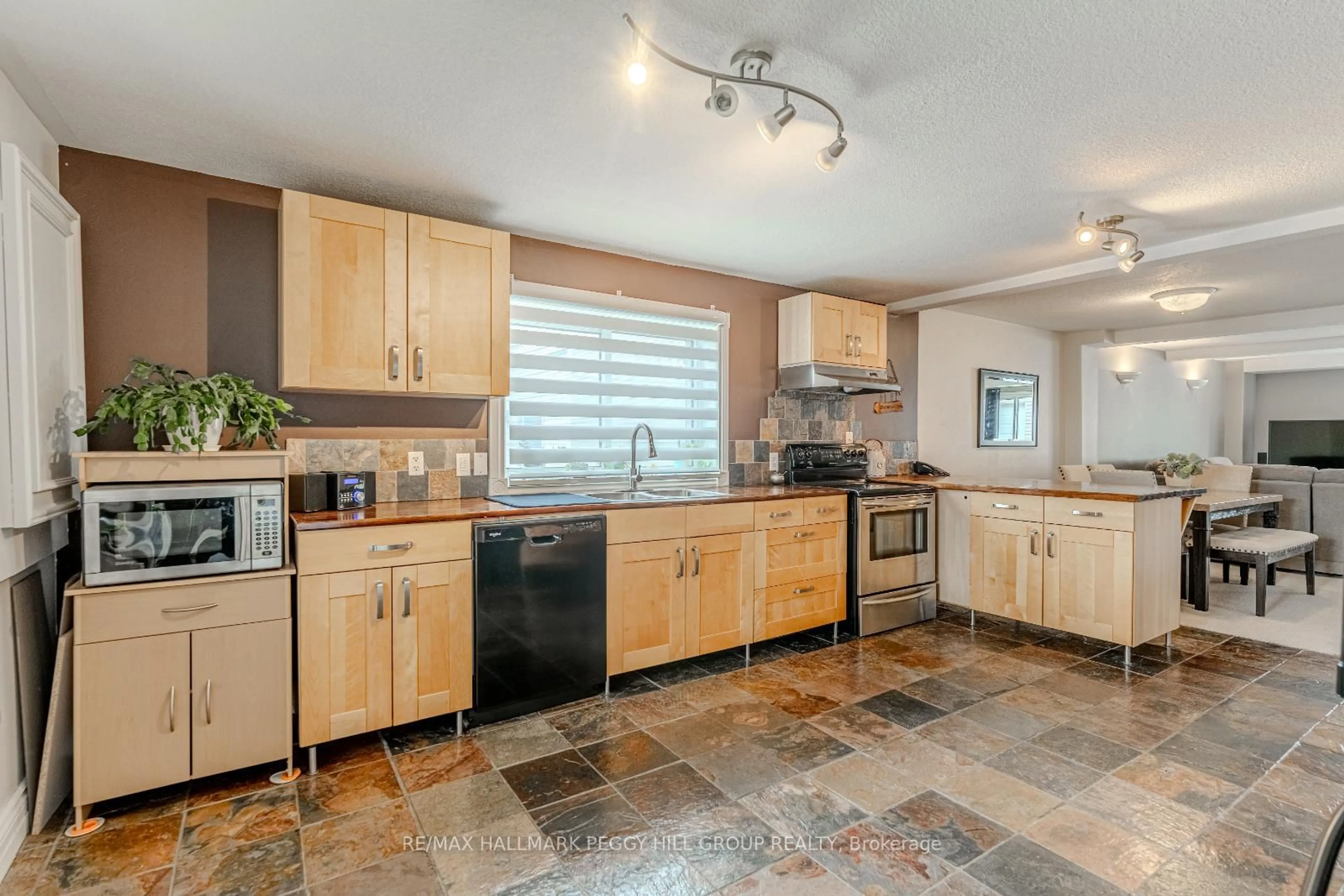 Unknown for 20 Ferris Lane, Barrie Ontario L4M 2X7