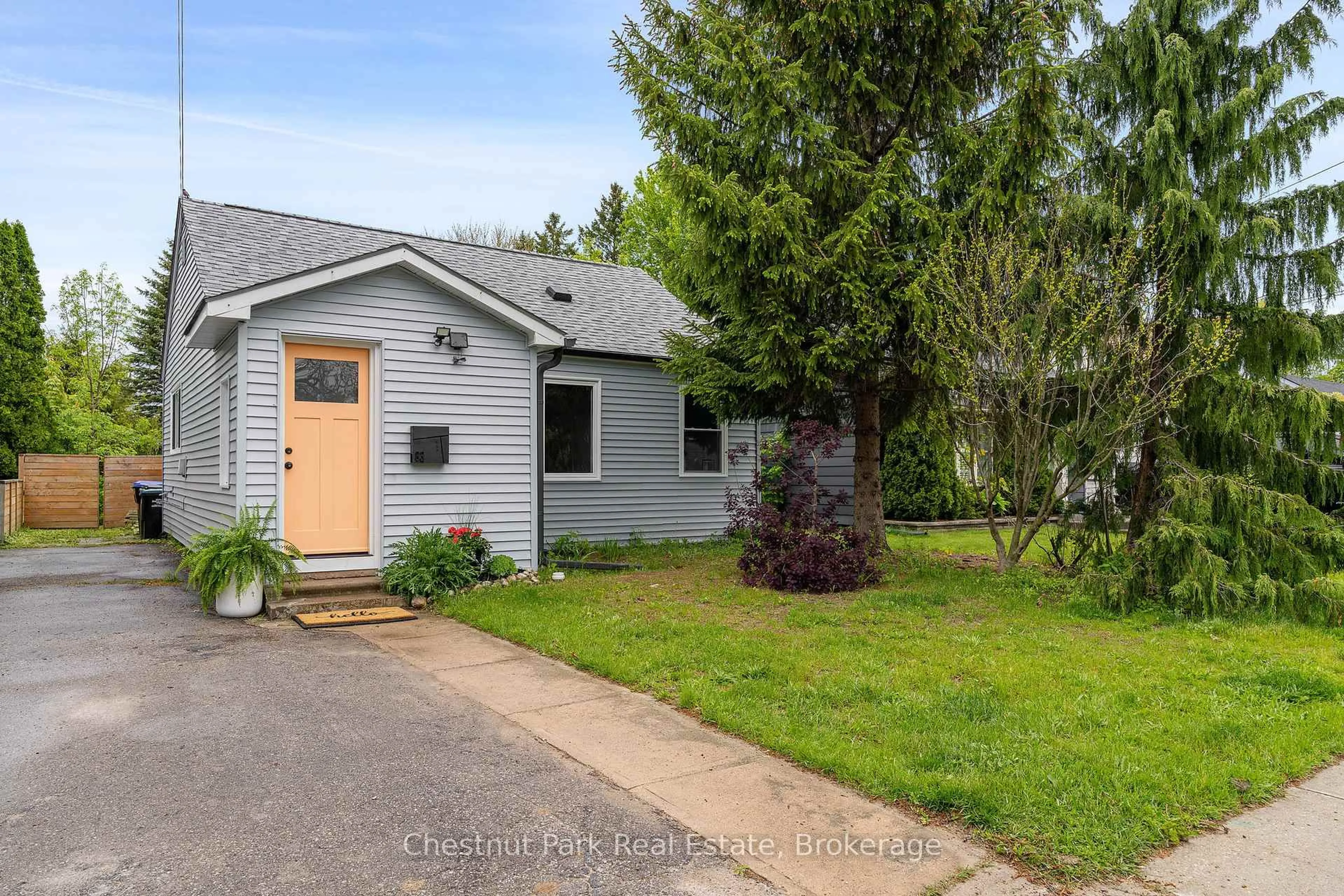 Home with vinyl exterior material, street for 83 Ninth St, Collingwood Ontario L9Y 2G3