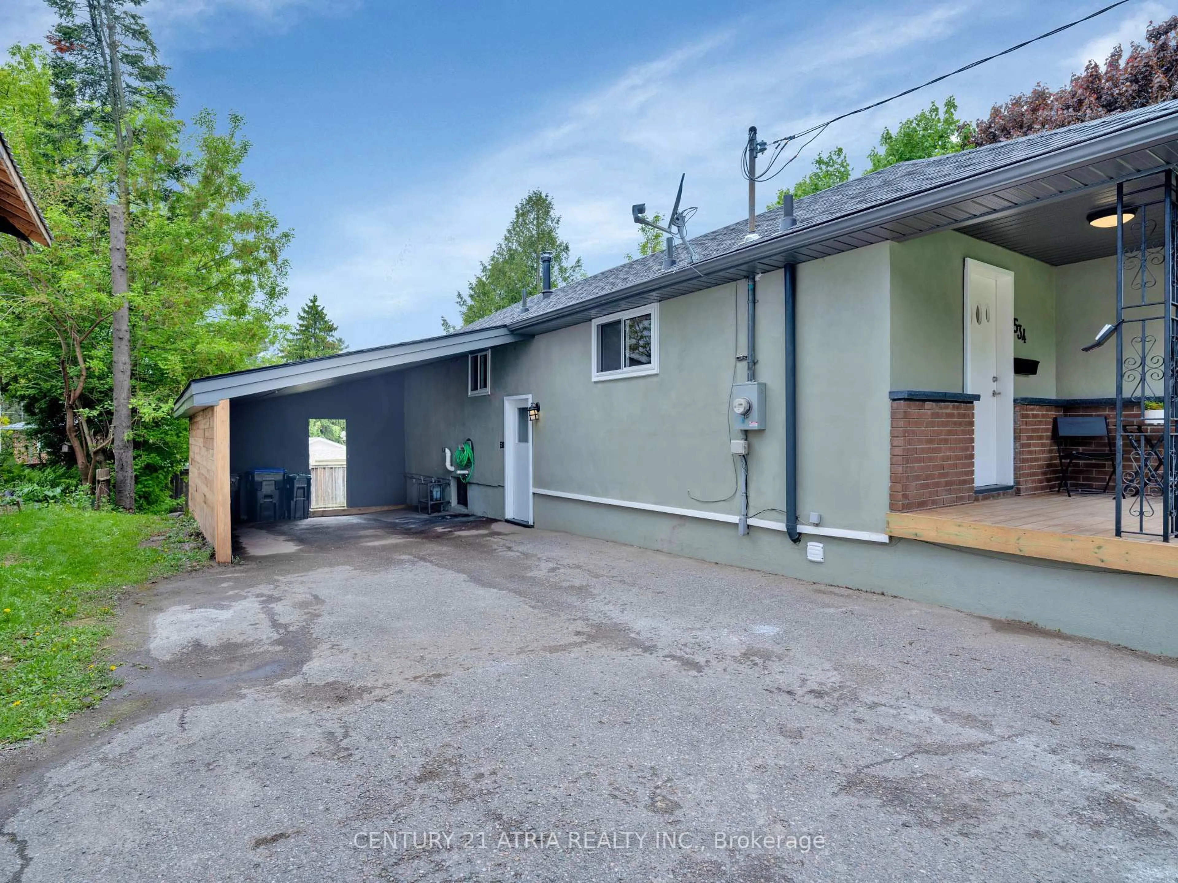 A pic from outside/outdoor area/front of a property/back of a property/a pic from drone, street for 534 Johnson St, Midland Ontario L4R 2Z2