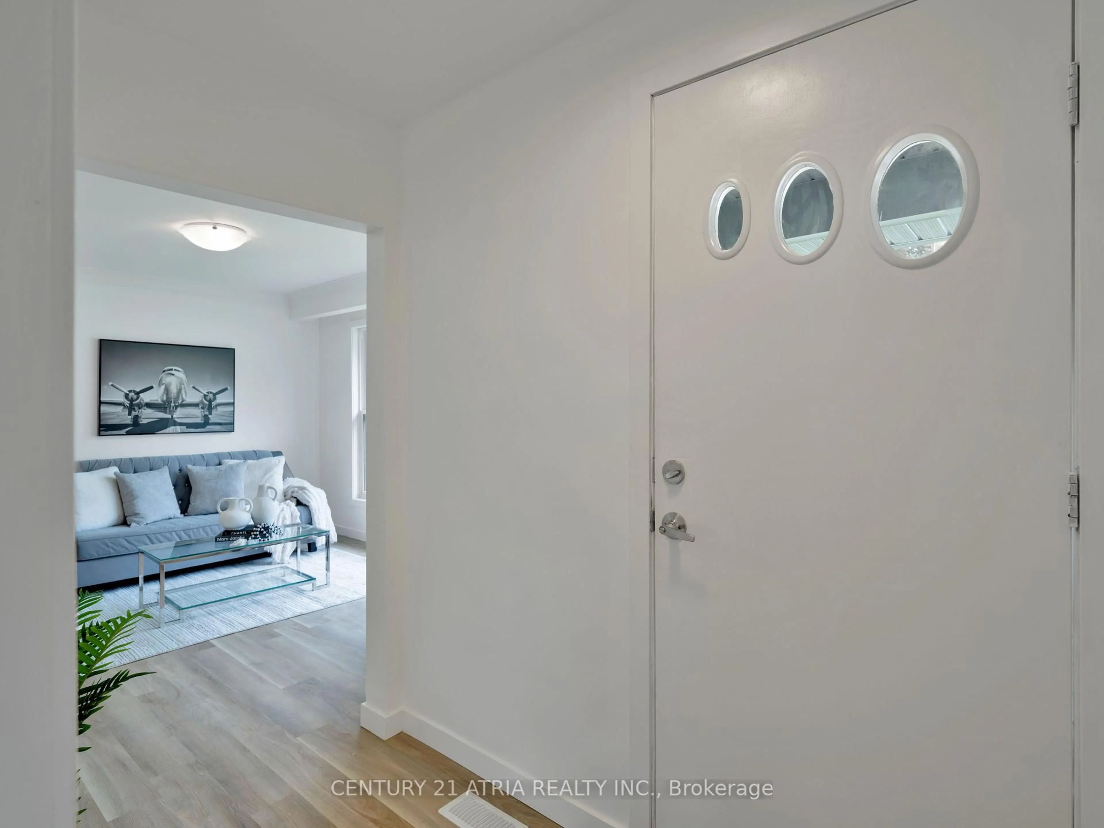 Indoor entryway for 534 Johnson St, Midland Ontario L4R 2Z2
