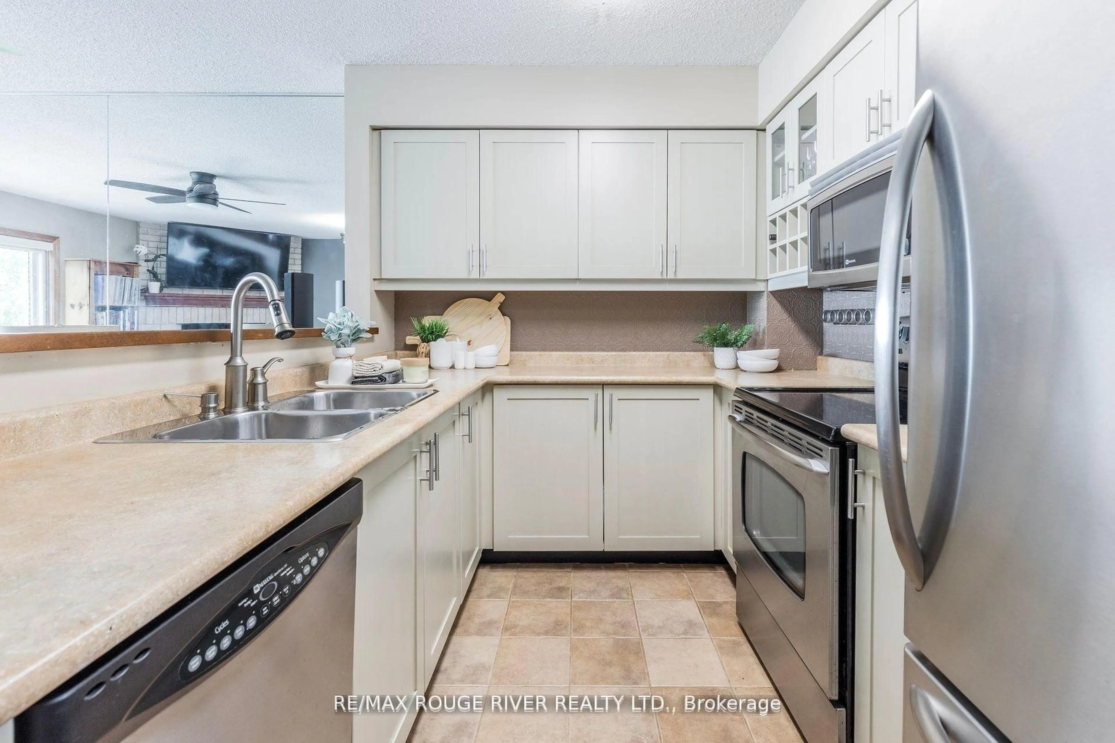 Contemporary kitchen, ceramic/tile floor for 8 Ramblings Way #121, Collingwood Ontario L9Y 5S3