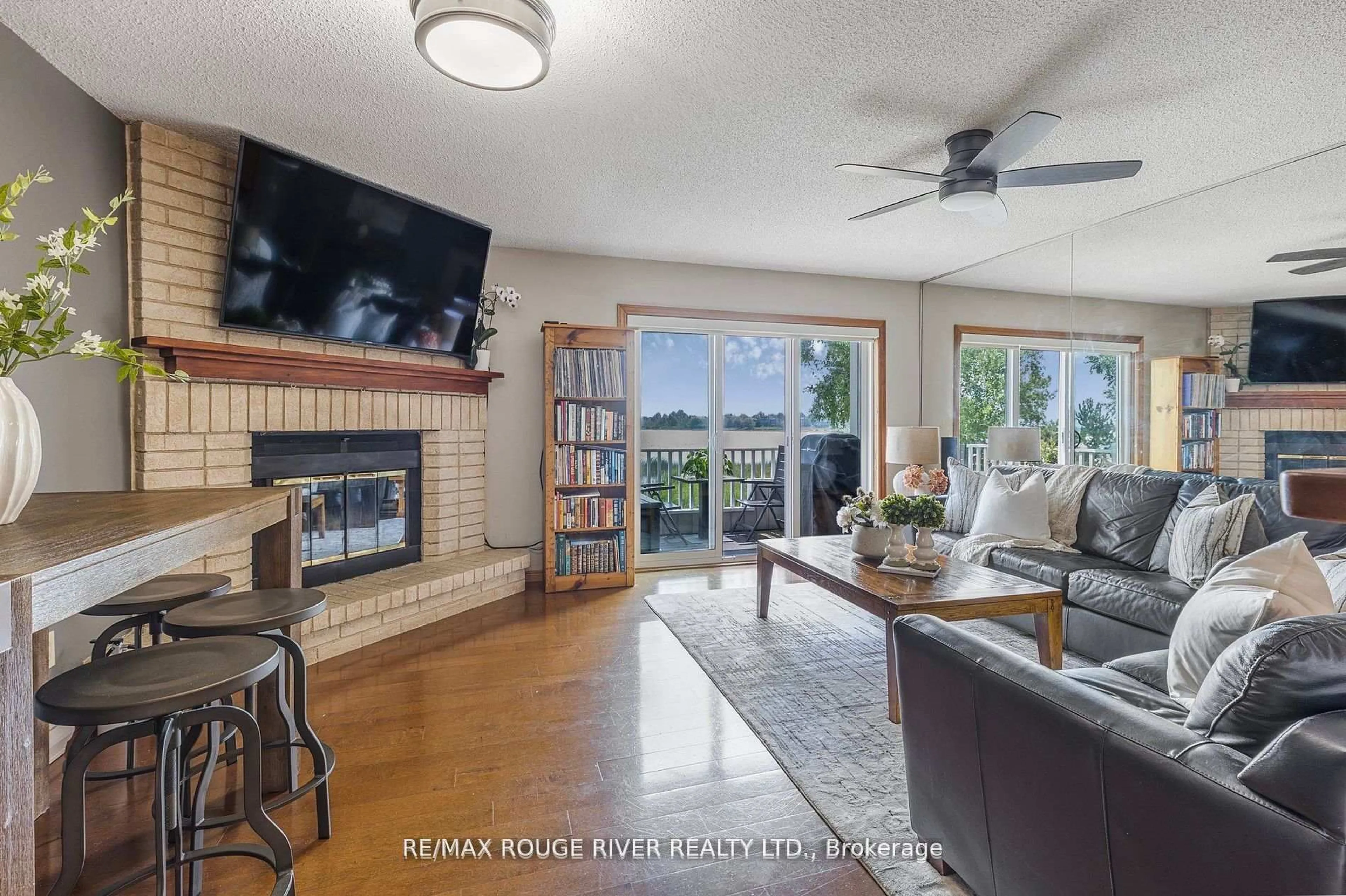 Living room with furniture, ceramic/tile floor for 8 Ramblings Way #121, Collingwood Ontario L9Y 5S3