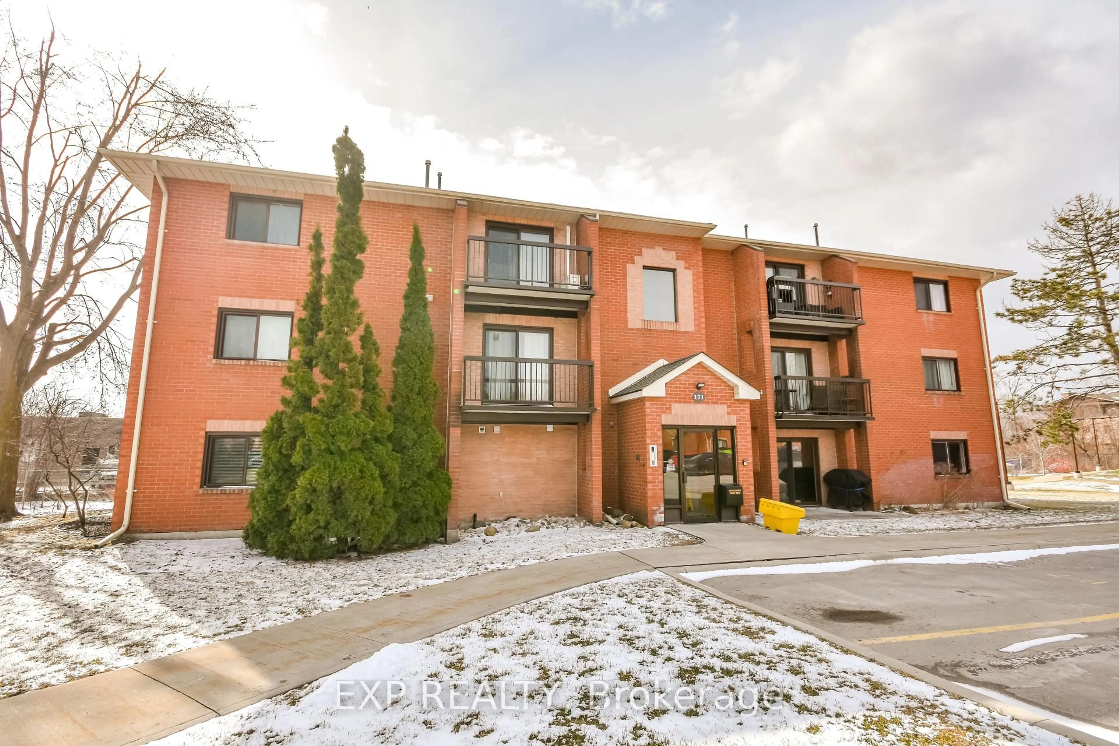 Patio, building for 171 Edgehill Dr #F1, Barrie Ontario L4N 1L9