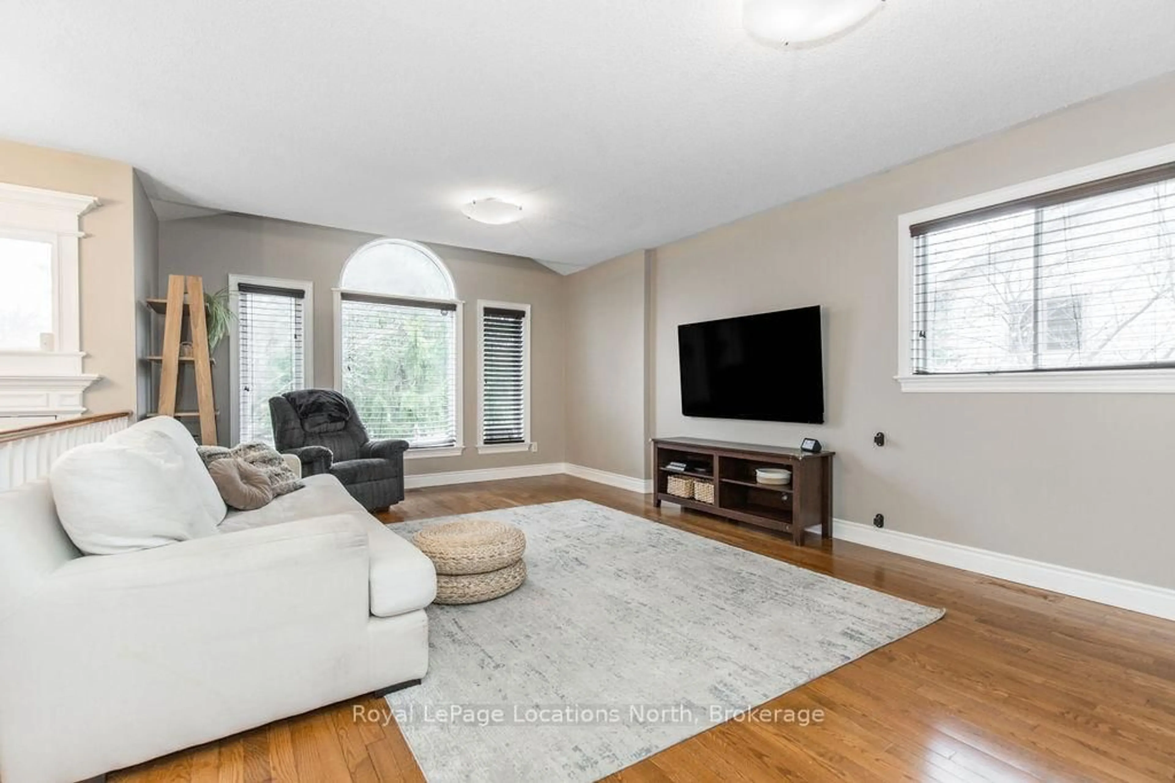 Living room with furniture, unknown for 158 FERNBROOK Dr, Wasaga Beach Ontario L9Z 1G9