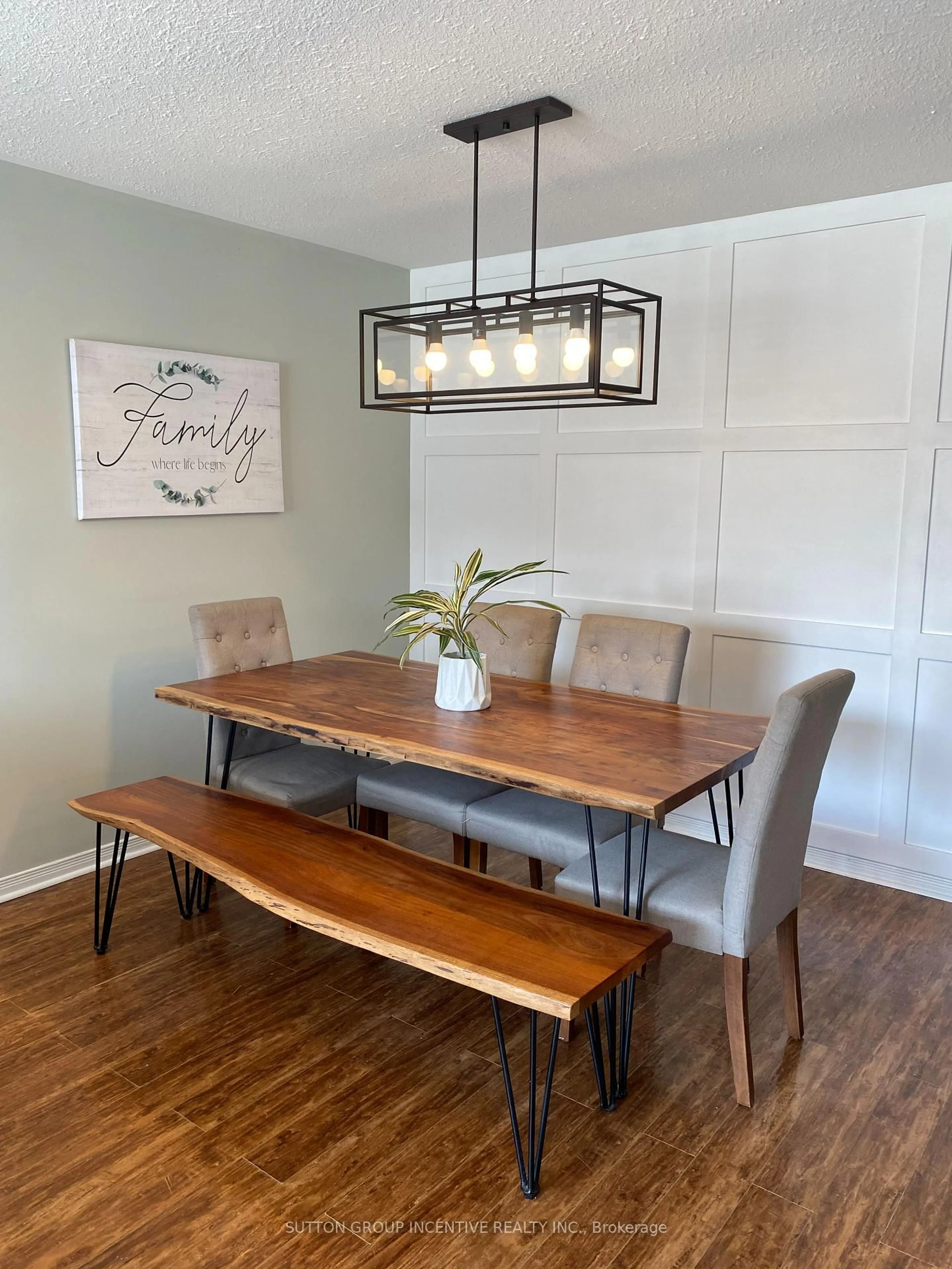 Dining room, wood/laminate floor for 28 Courtney Cres, Orillia Ontario L3V 7Y2