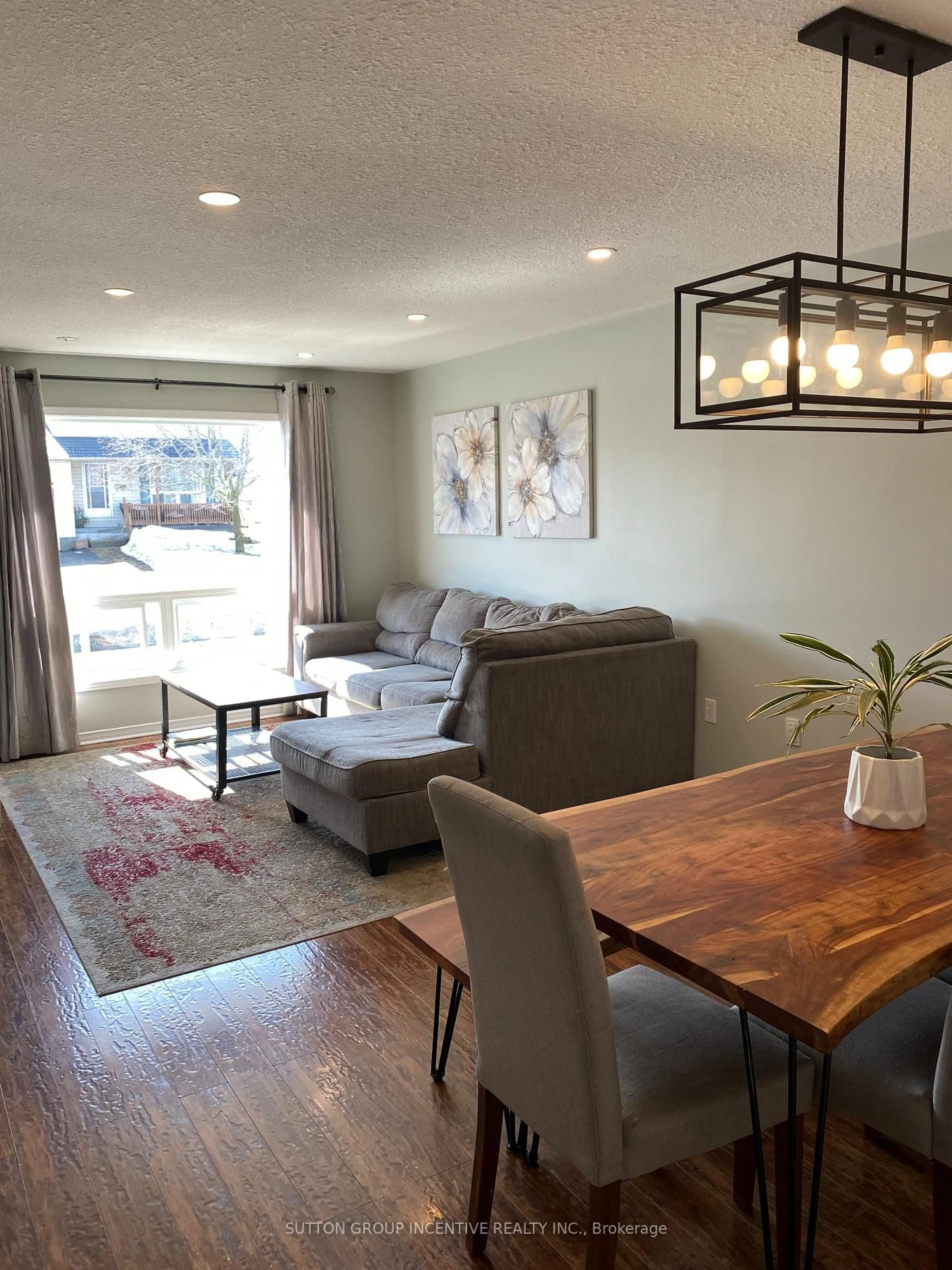 Living room with furniture, wood/laminate floor for 28 Courtney Cres, Orillia Ontario L3V 7Y2