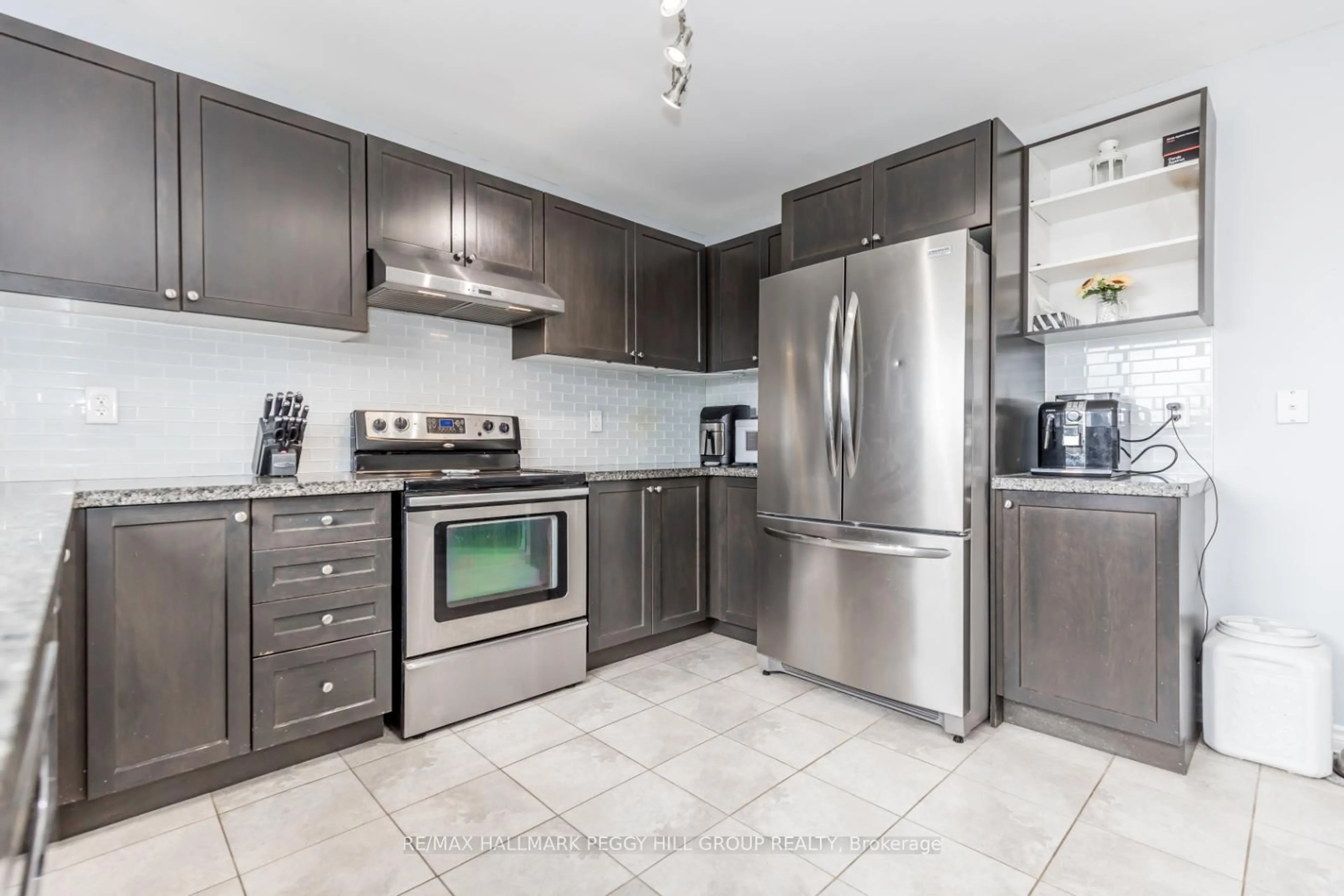 Standard kitchen, ceramic/tile floor for 283 Regina St, Clearview Ontario L0M 1S0