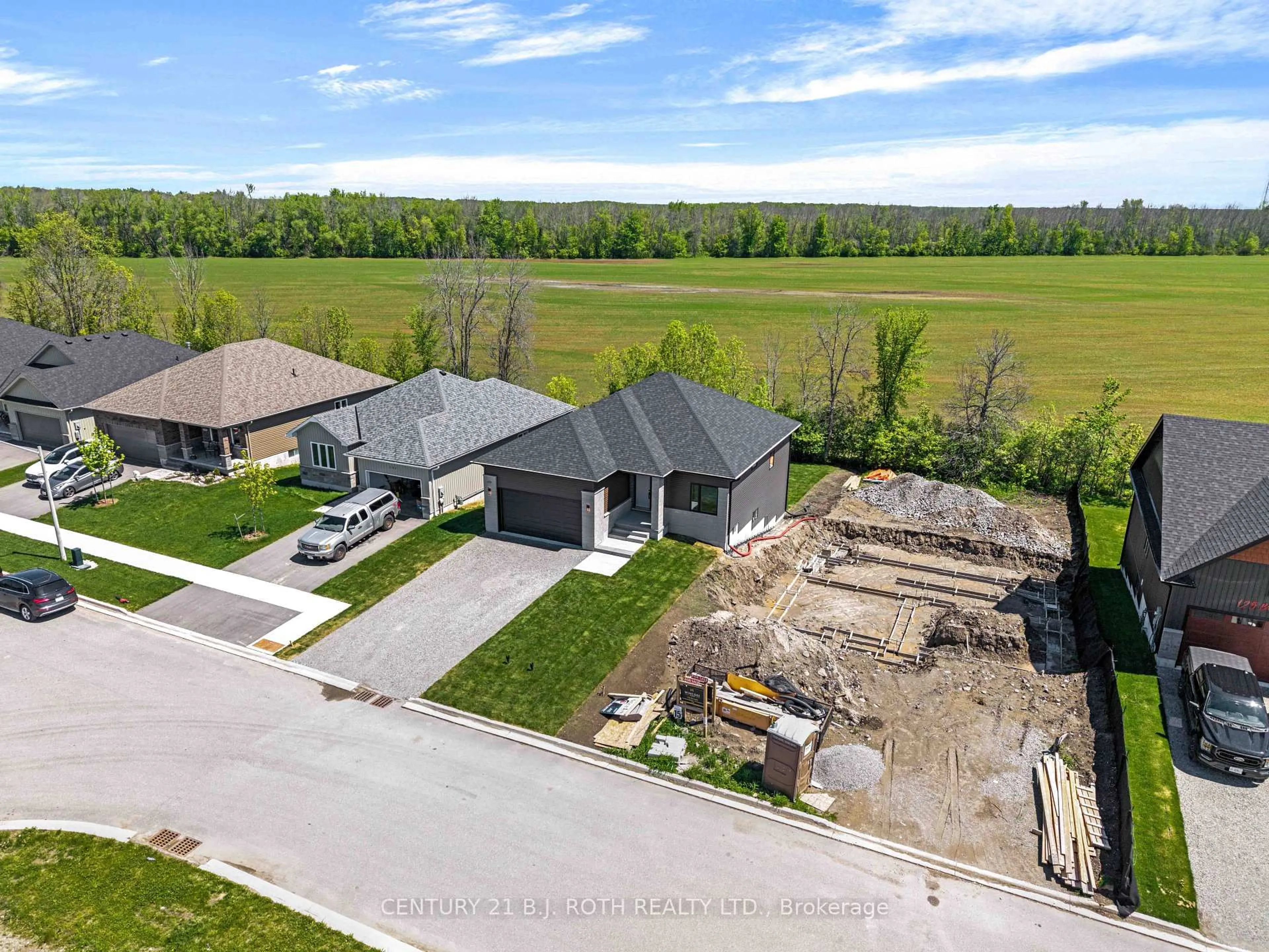 A pic from outside/outdoor area/front of a property/back of a property/a pic from drone, unknown for 129 Brandon Ave, Severn Ontario L0K 1E0