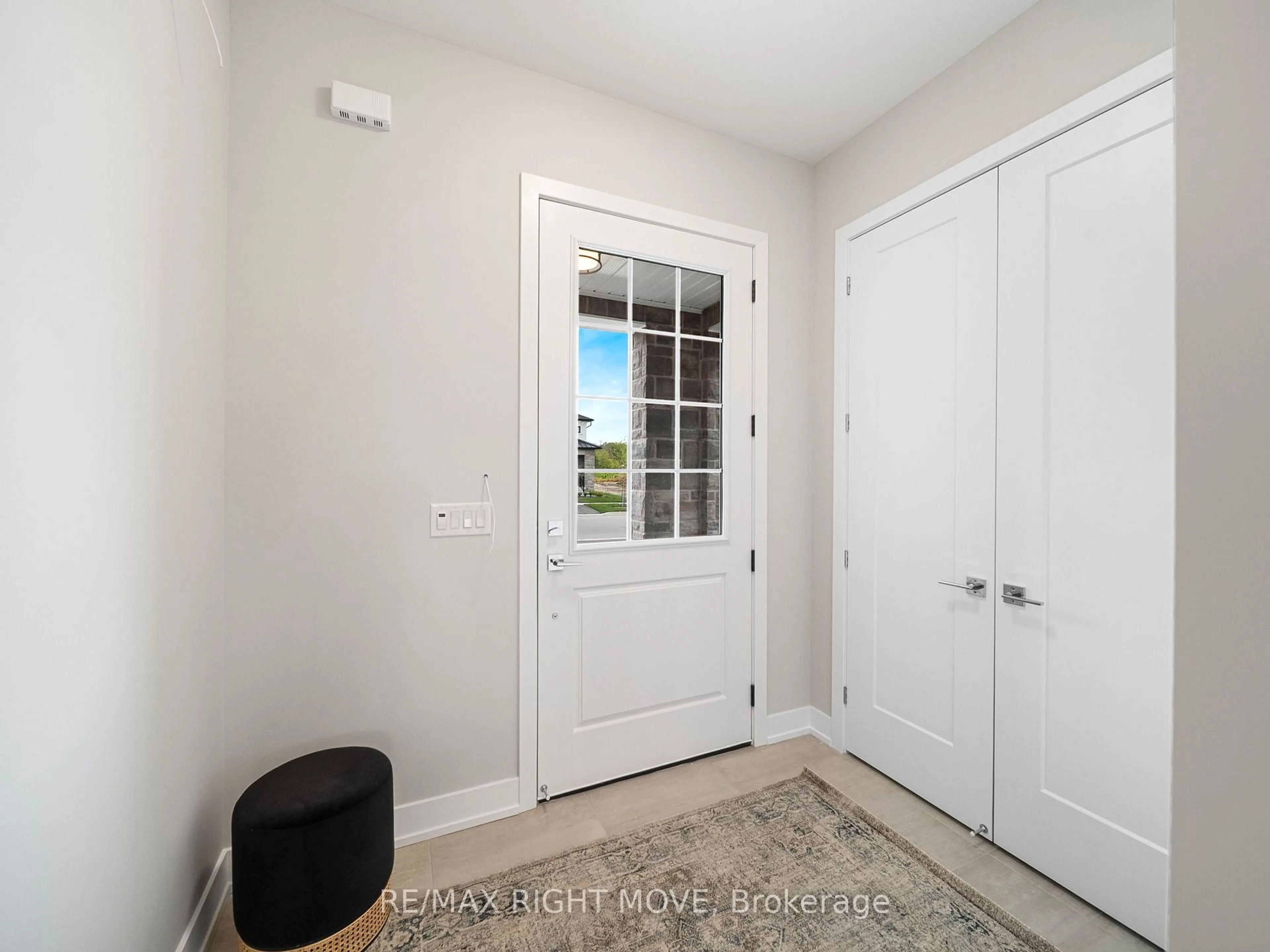 Indoor entryway for 3192 Orion Blvd, Orillia Ontario L3V 8M6