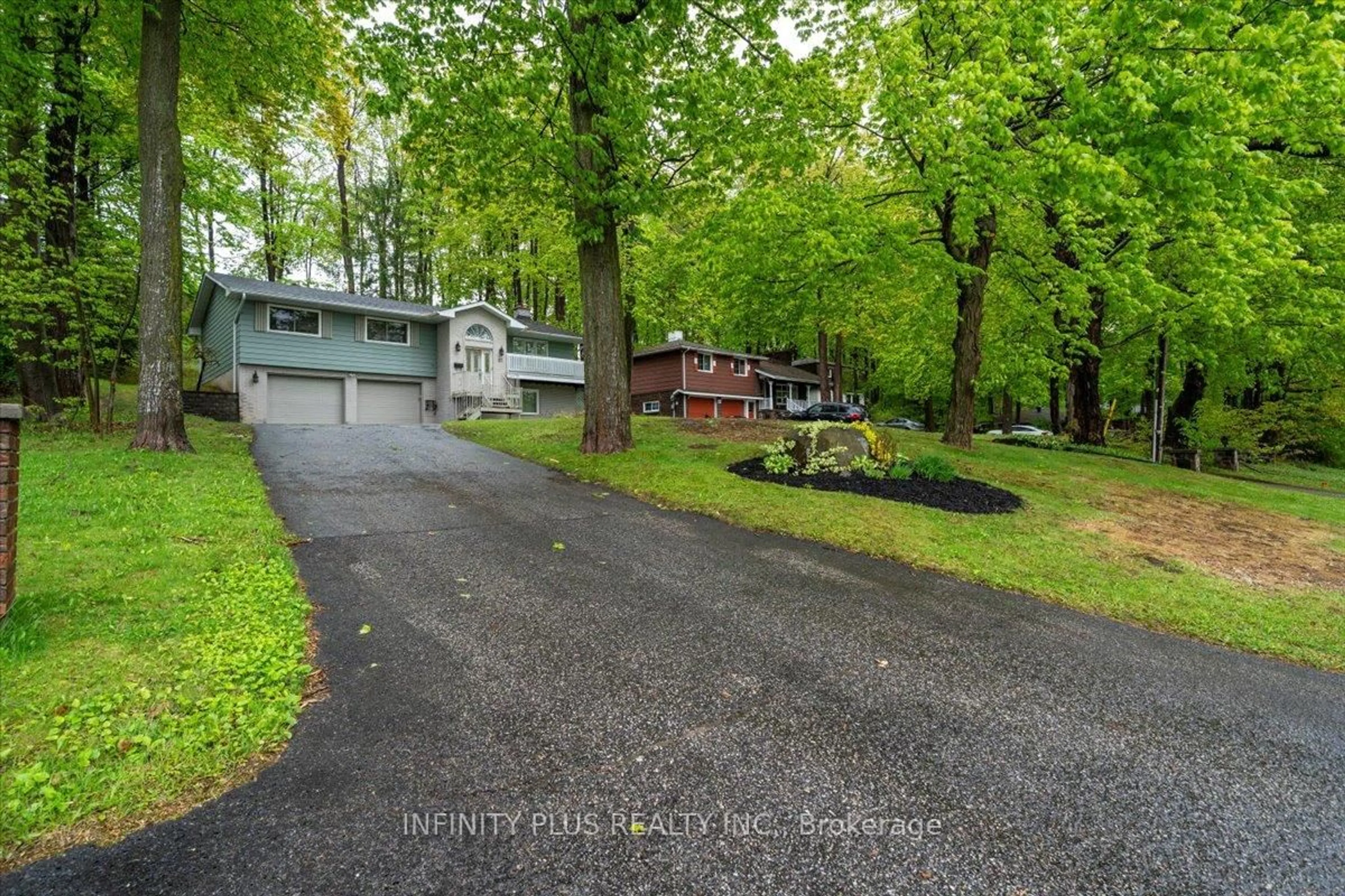 A pic from outside/outdoor area/front of a property/back of a property/a pic from drone, unknown for 87 Little Lake Dr, Barrie Ontario L4M 7B9