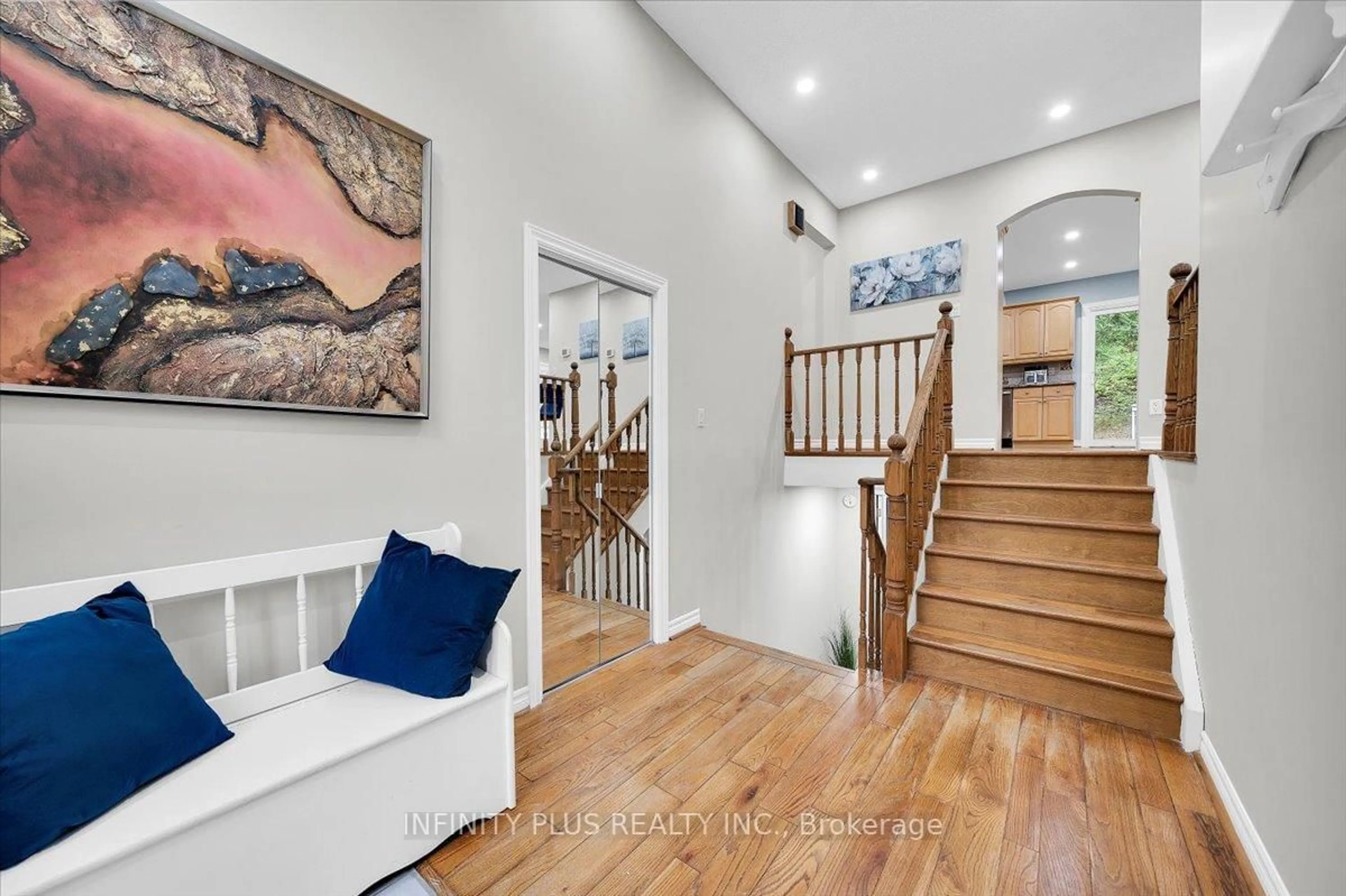 Indoor entryway for 87 Little Lake Dr, Barrie Ontario L4M 7B9