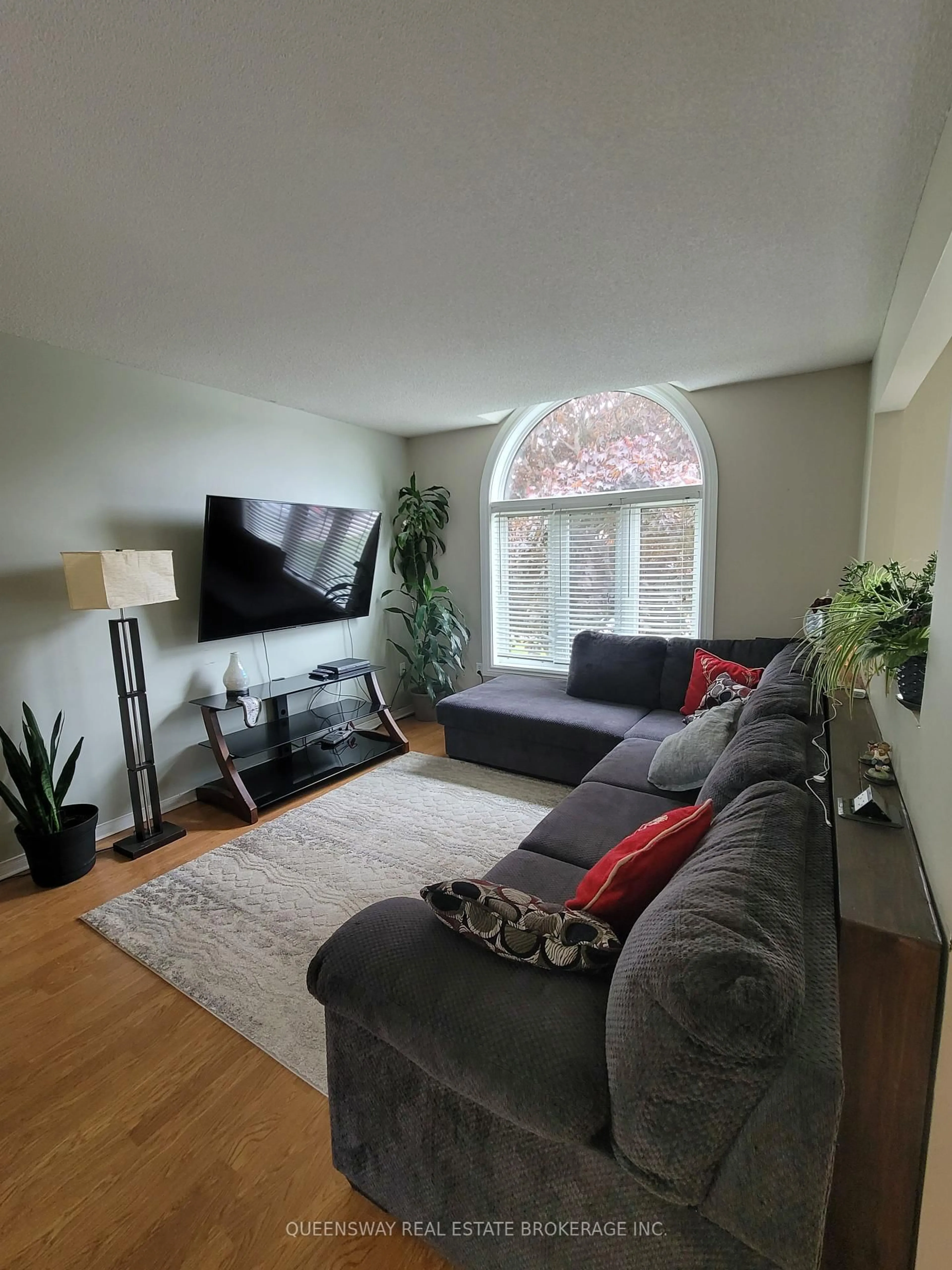 Living room with furniture, unknown for 50 Acorn Cres, Wasaga Beach Ontario L9Z 1L6