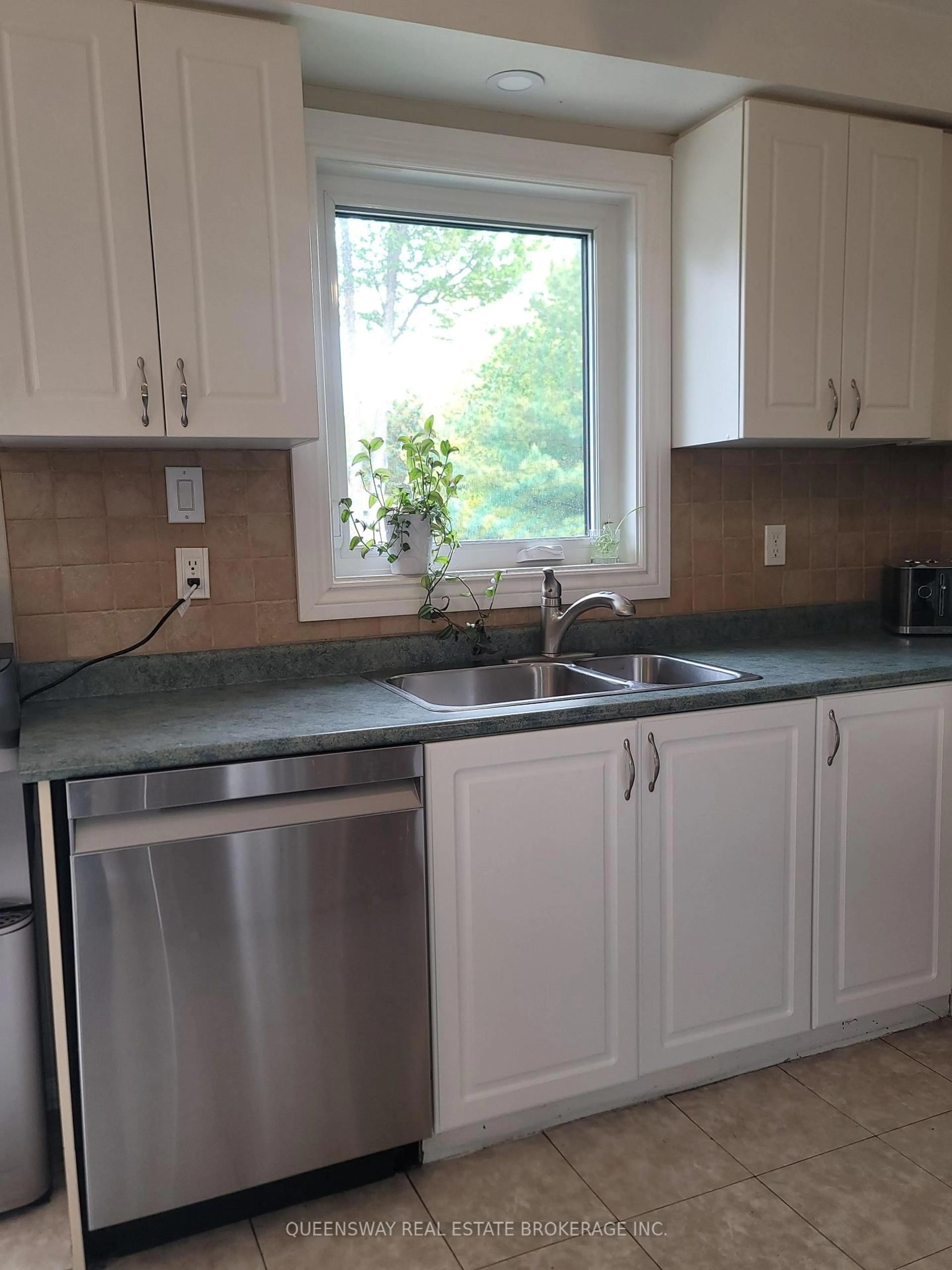Standard kitchen, ceramic/tile floor for 50 Acorn Cres, Wasaga Beach Ontario L9Z 1L6