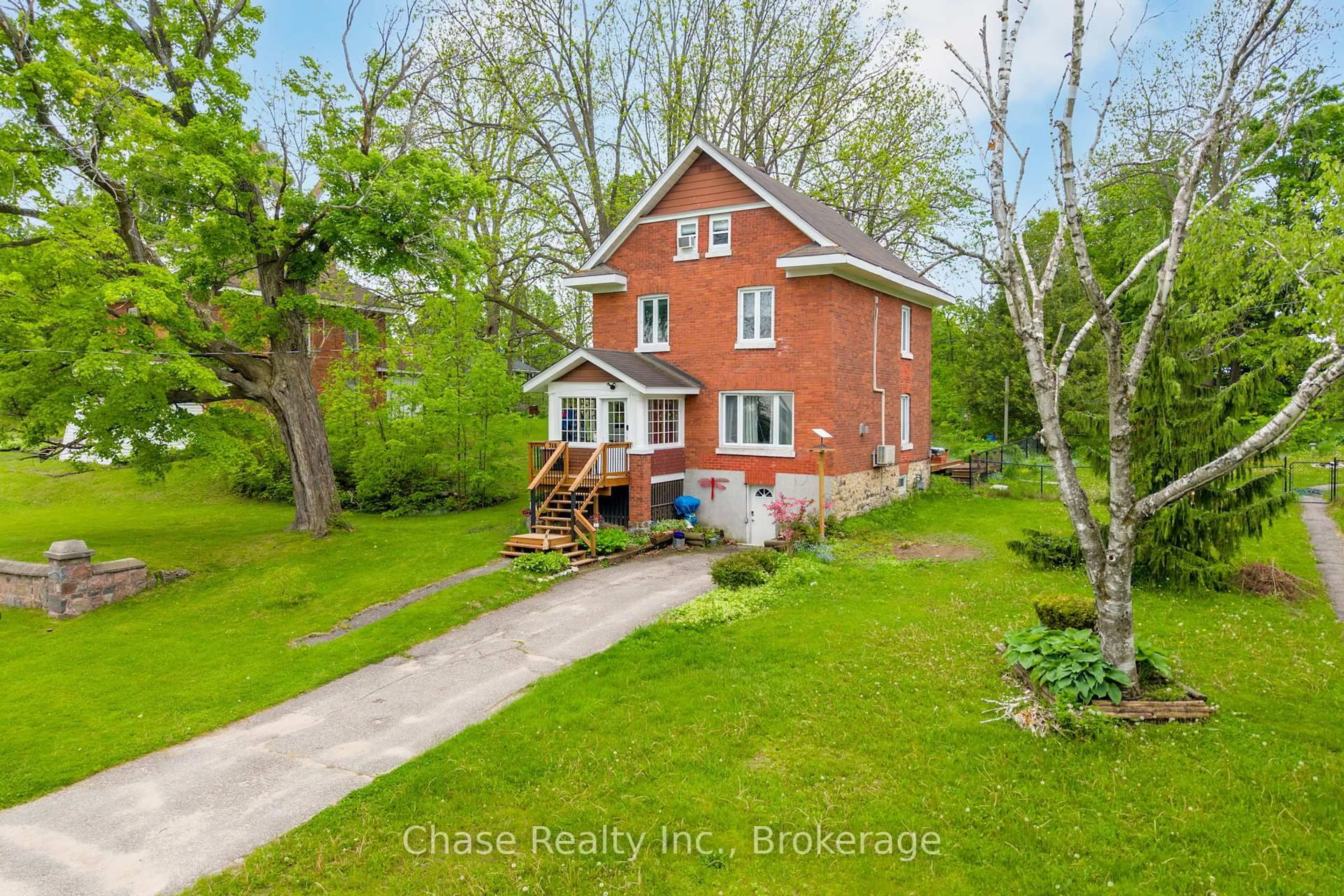 A pic from outside/outdoor area/front of a property/back of a property/a pic from drone, unknown for 746 Sixth Ave, Tay Ontario L0K 1R0