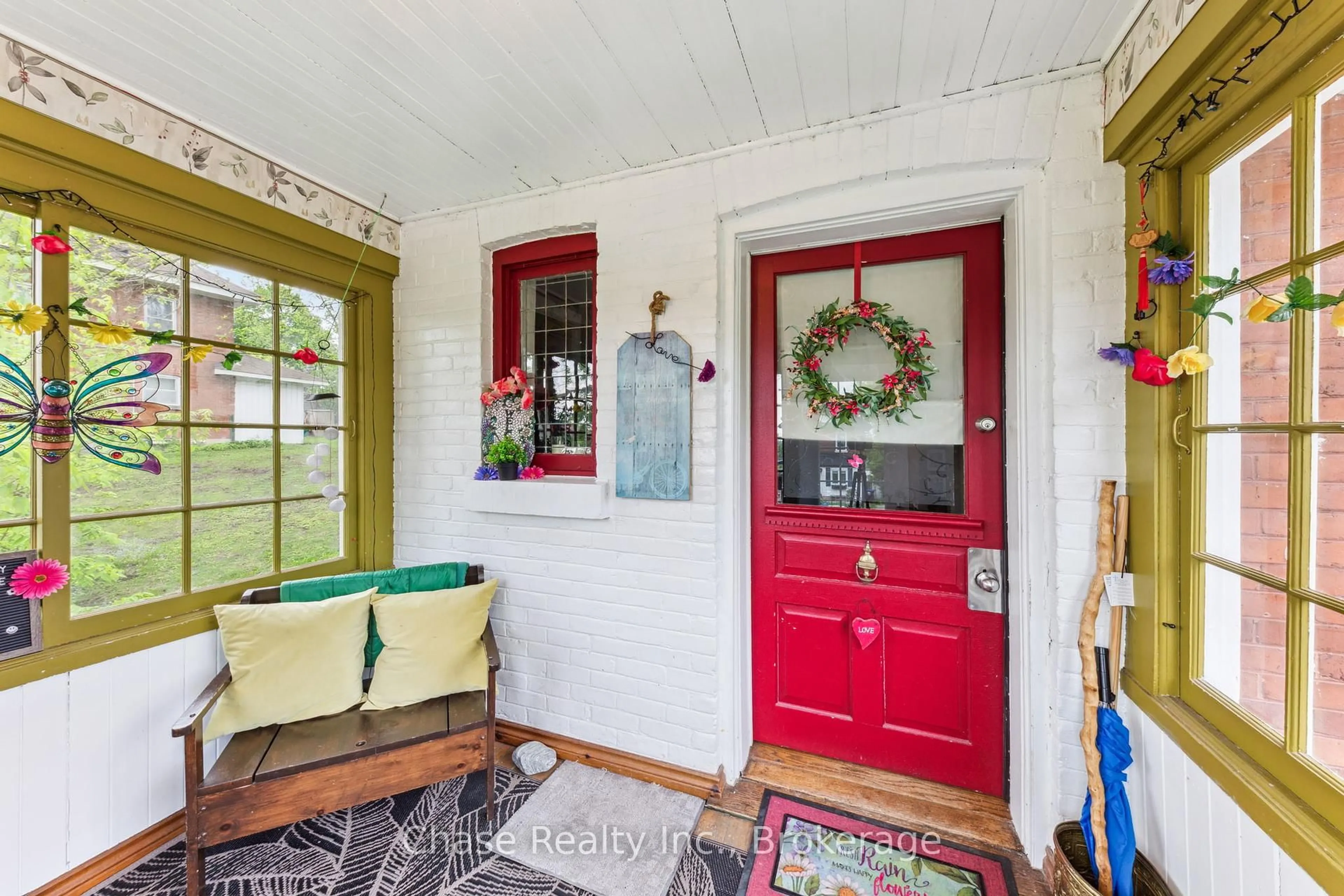 Indoor entryway for 746 Sixth Ave, Tay Ontario L0K 1R0