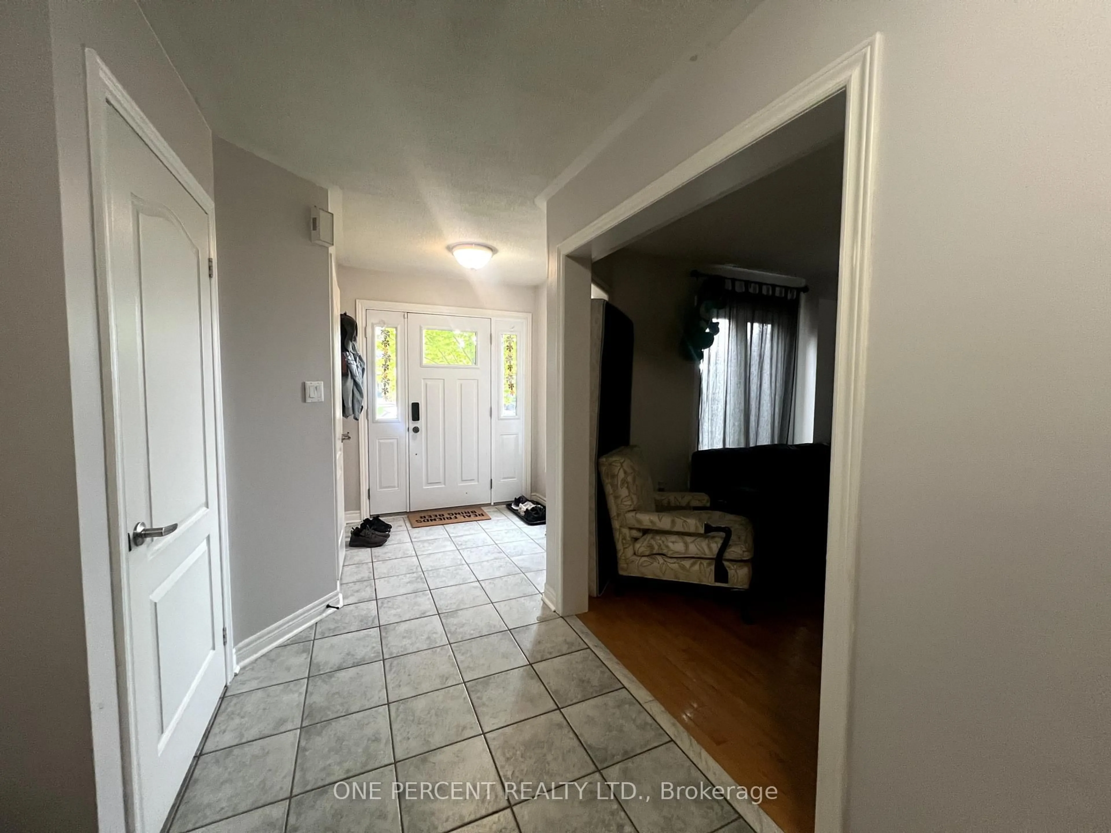 Indoor entryway for 10 ROYAL PARK Blvd, Barrie Ontario L4N 0G6