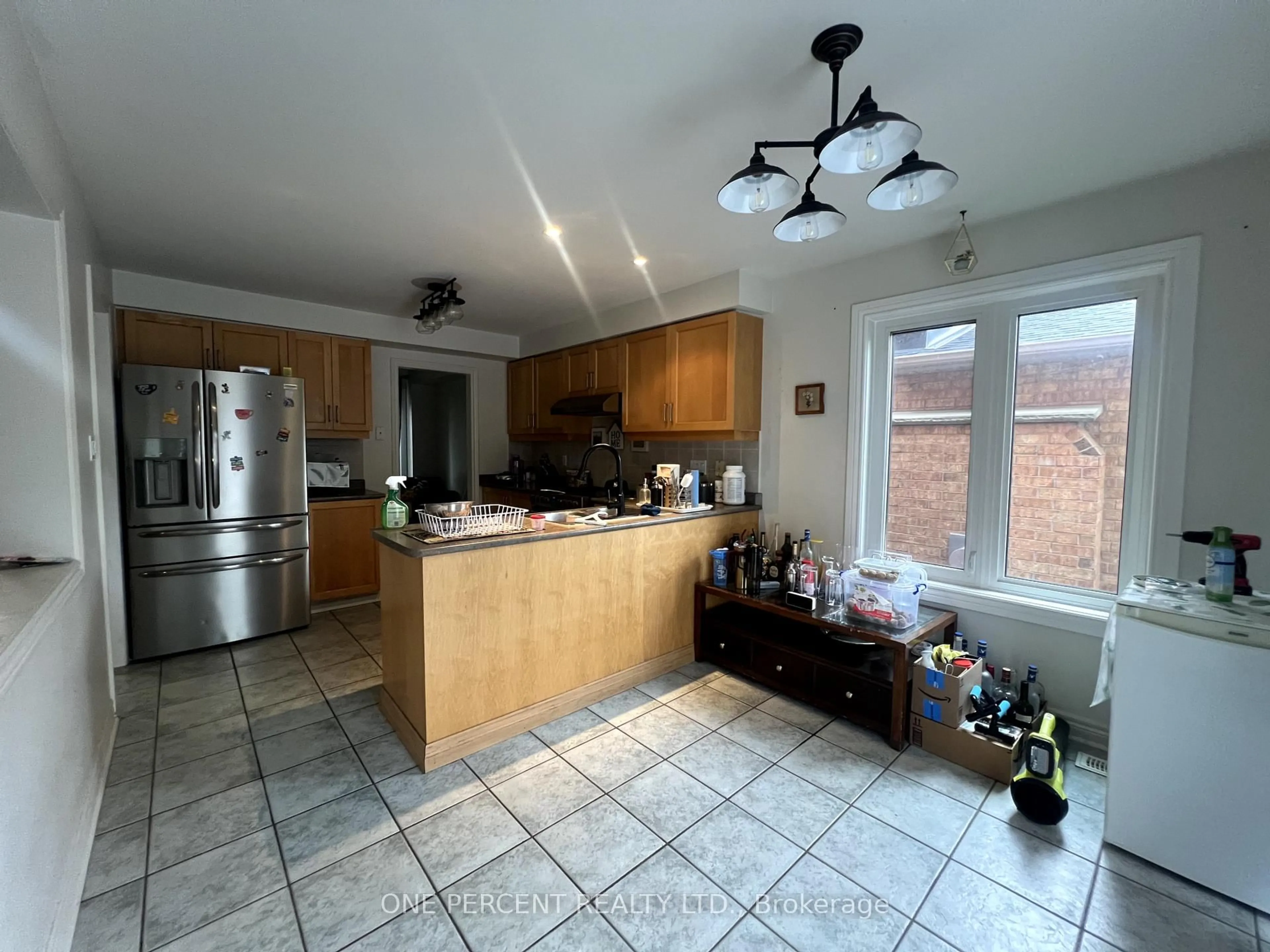 Open concept kitchen, ceramic/tile floor for 10 ROYAL PARK Blvd, Barrie Ontario L4N 0G6