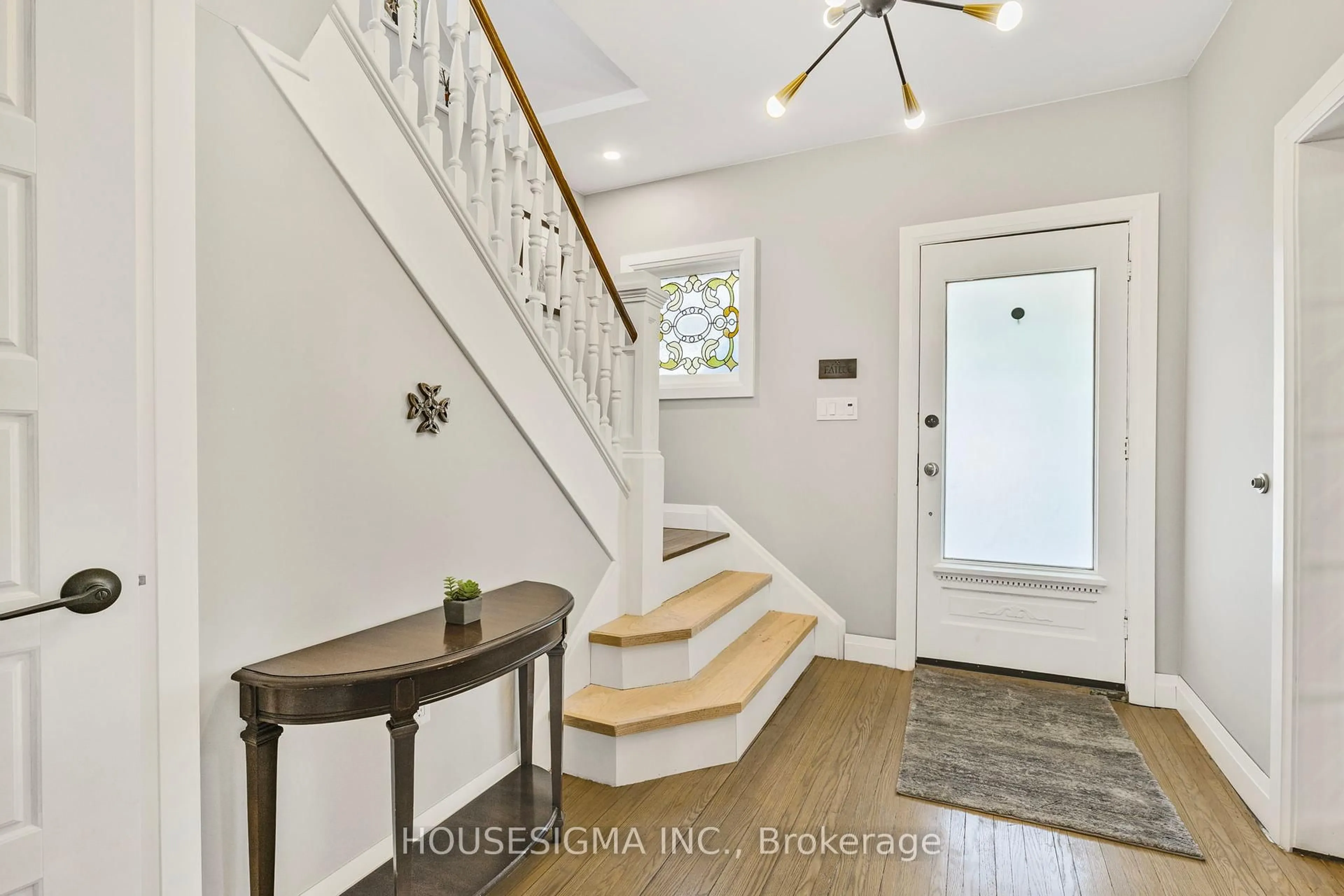 Indoor entryway for 452 Hannah St, Midland Ontario L4R 2G7