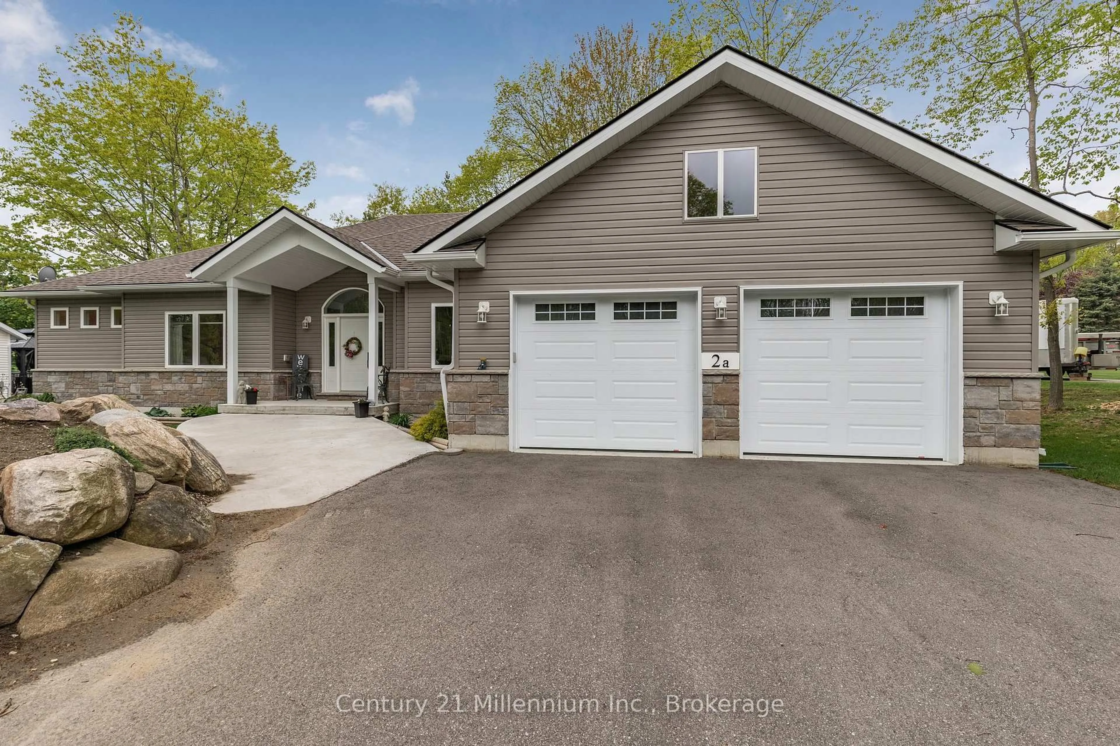 Home with vinyl exterior material, street for 2A Jalna Crt, Wasaga Beach Ontario L9Z 1B2