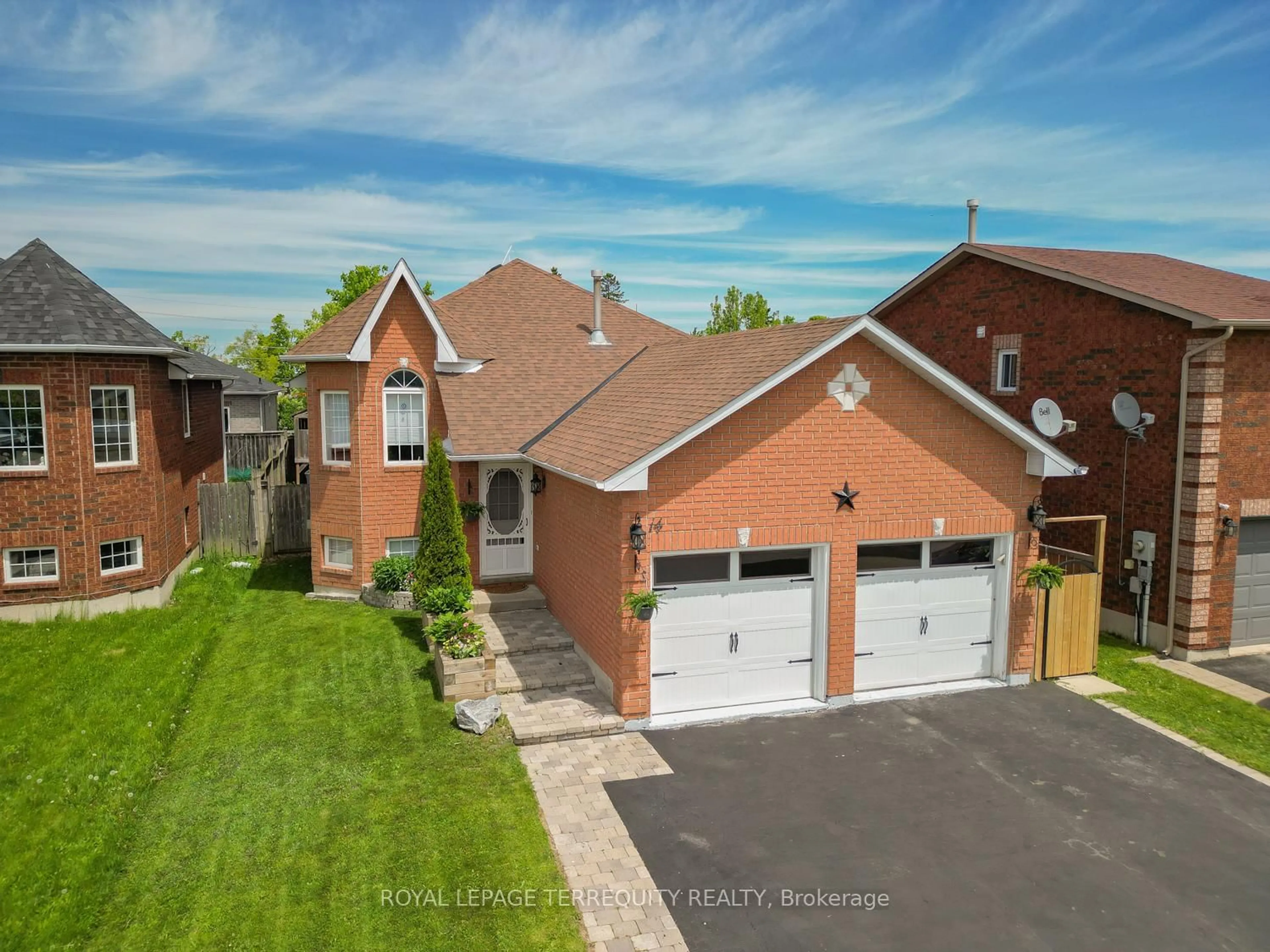 A pic from outside/outdoor area/front of a property/back of a property/a pic from drone, street for 14 Hewitt Pl #14, Barrie Ontario L4M 7B3