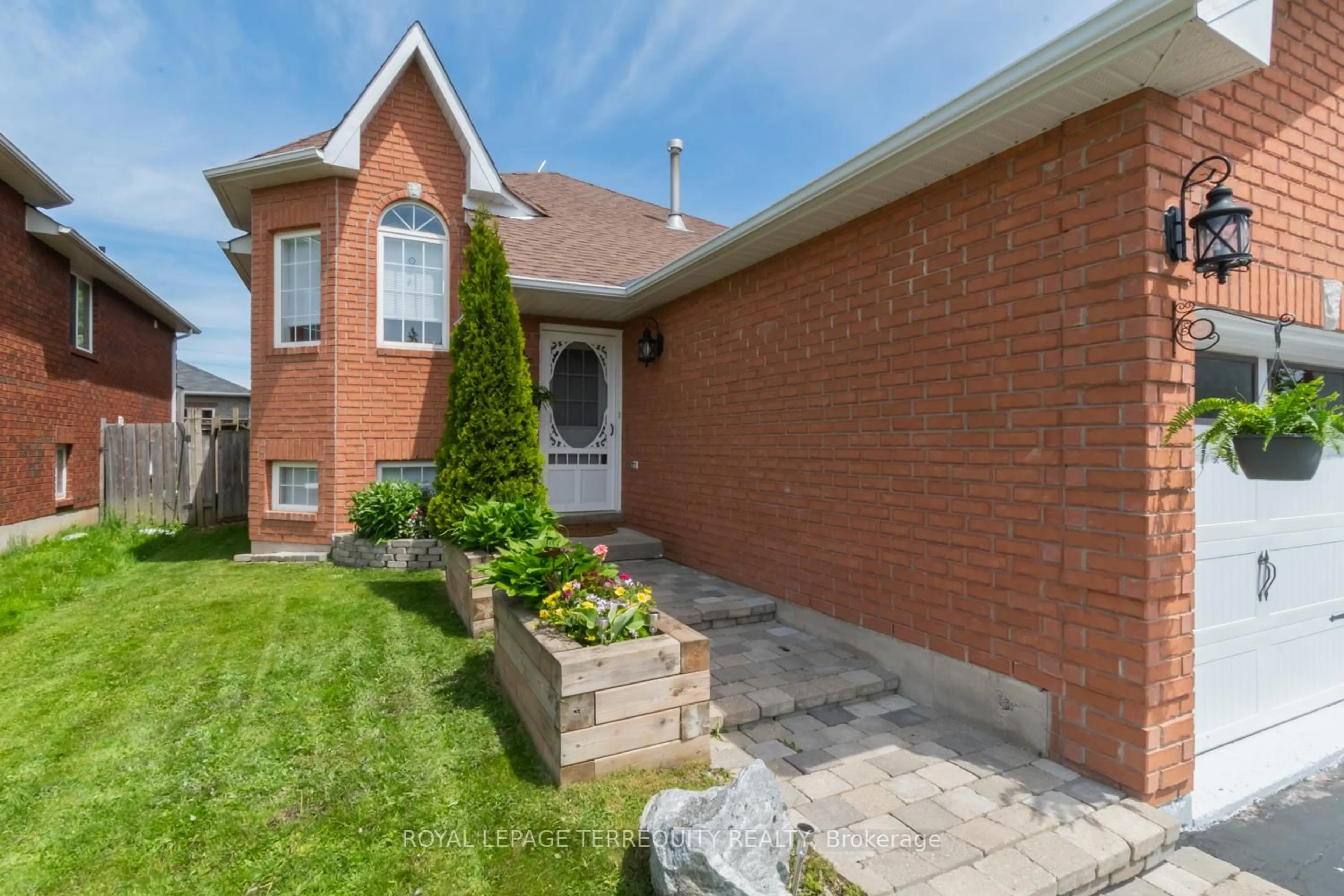 Home with brick exterior material, street for 14 Hewitt Pl #14, Barrie Ontario L4M 7B3