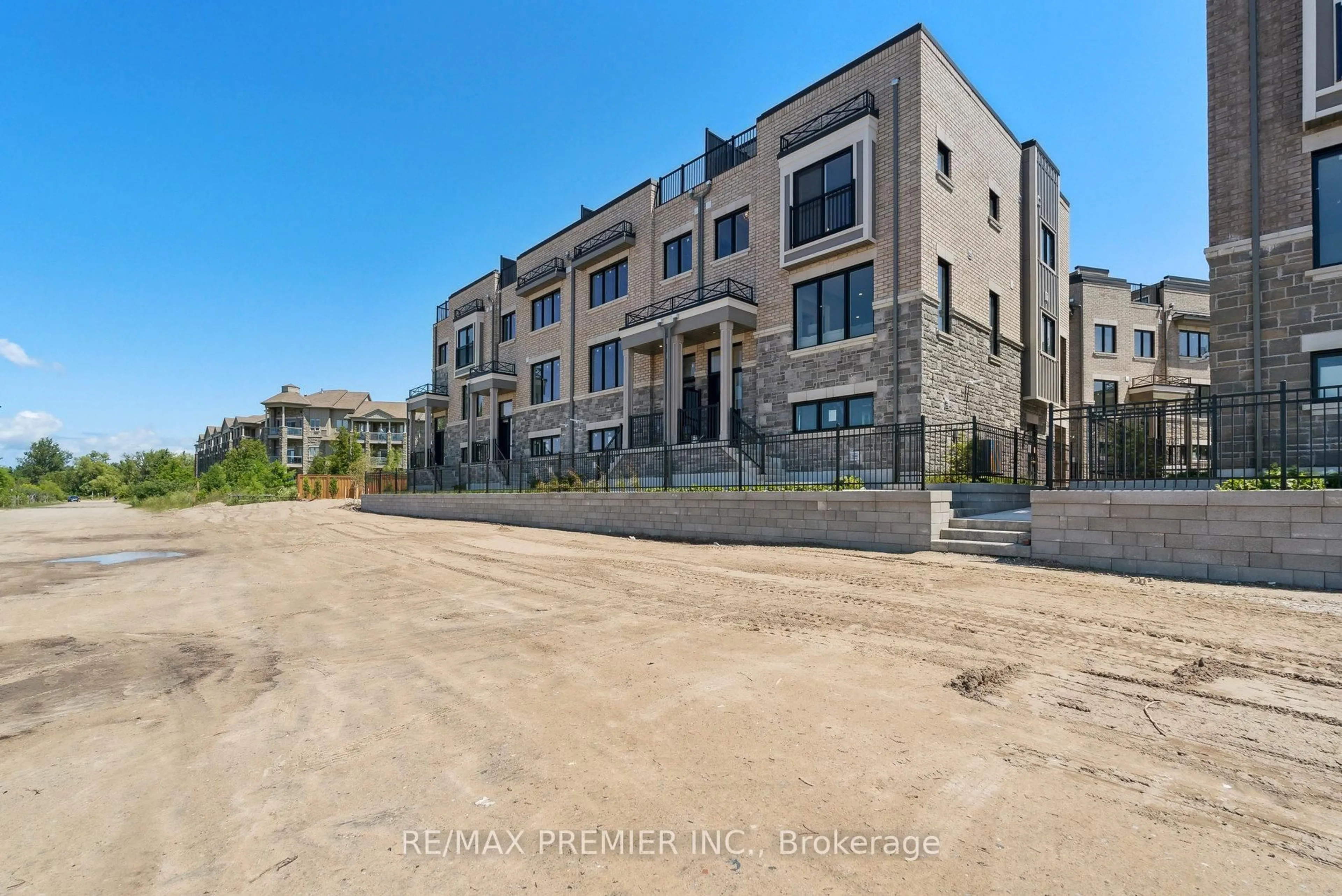 A pic from outside/outdoor area/front of a property/back of a property/a pic from drone, building for 20 Julia Circ, Wasaga Beach Ontario L9Z 2M4