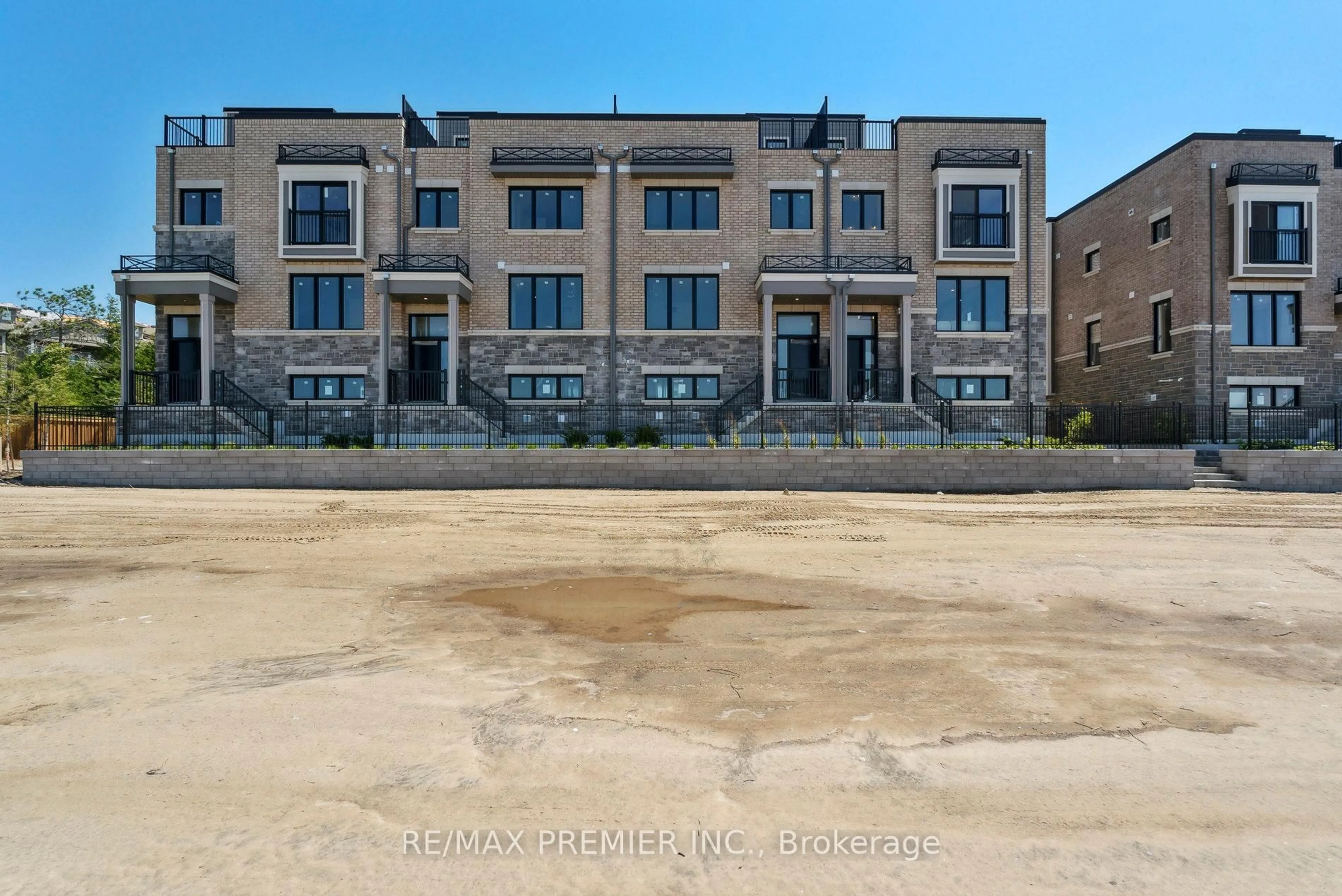 A pic from outside/outdoor area/front of a property/back of a property/a pic from drone, building for 20 Julia Circ, Wasaga Beach Ontario L9Z 2M4
