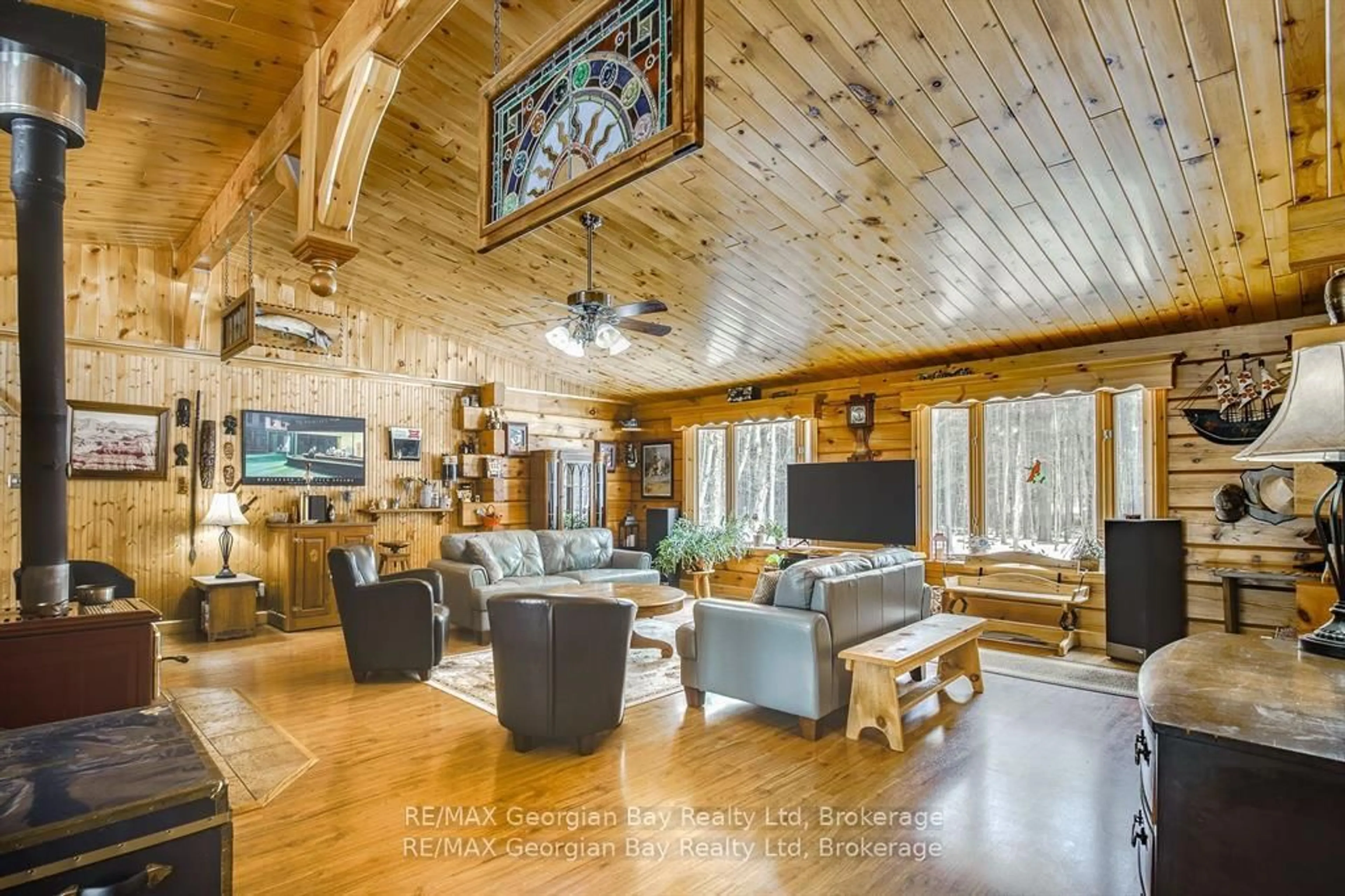 Living room with furniture, wood/laminate floor for 280 Conc 6 West Rd, Tiny Ontario L0L 2J0