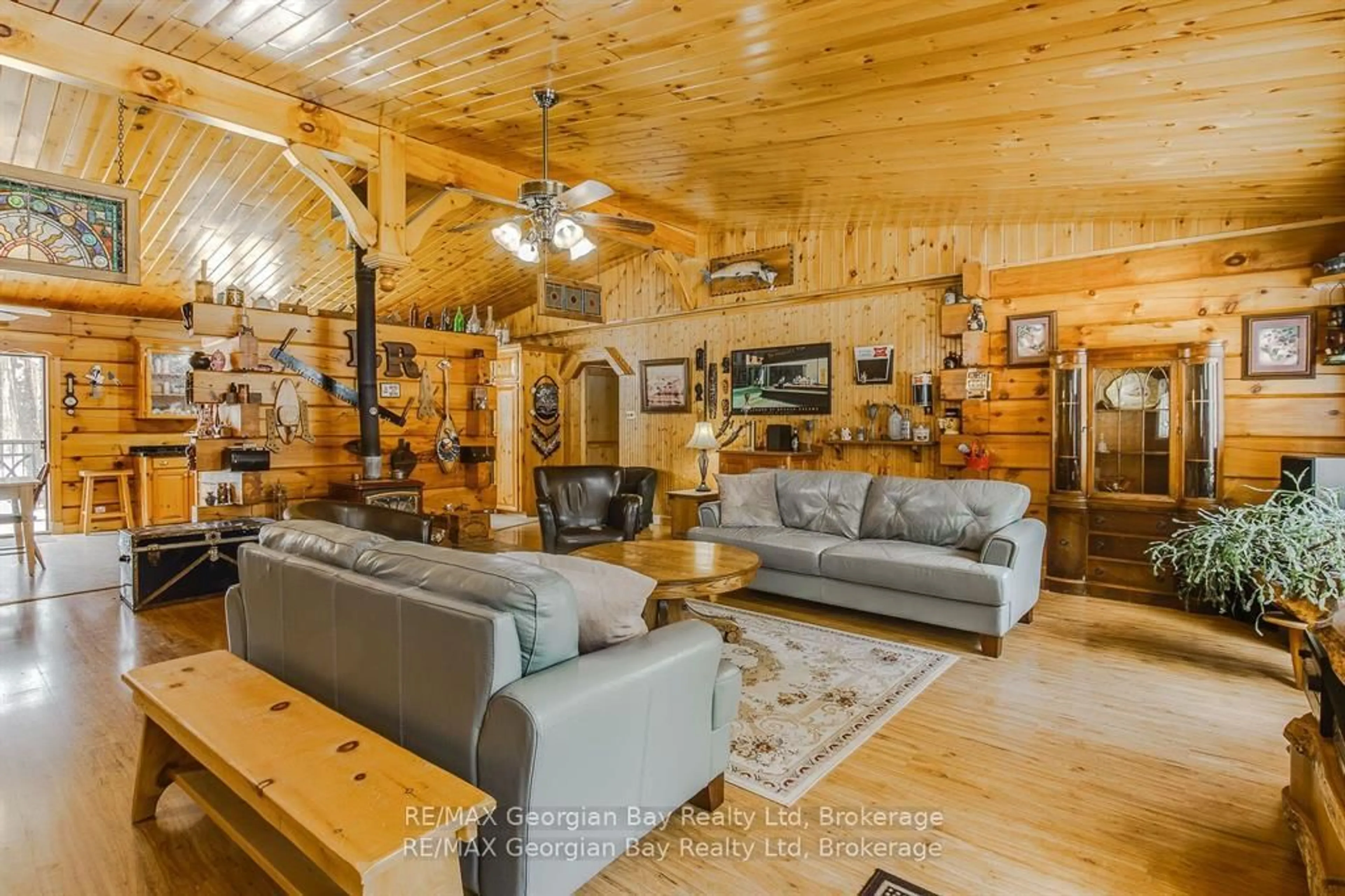 Living room with furniture, wood/laminate floor for 280 Conc 6 West Rd, Tiny Ontario L0L 2J0