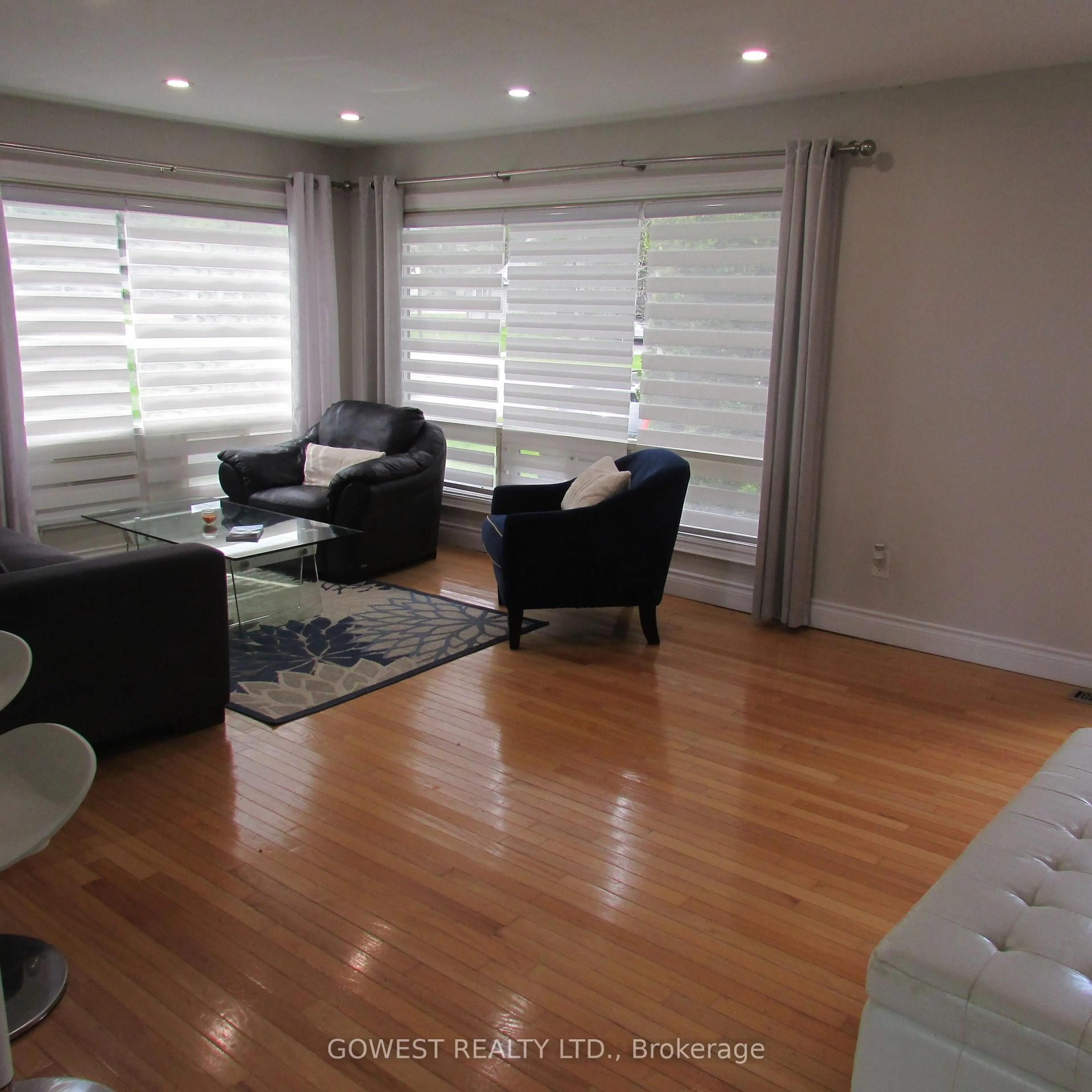 Living room with furniture, wood/laminate floor for 137 First Ave, Tay Ontario L0K 1R0