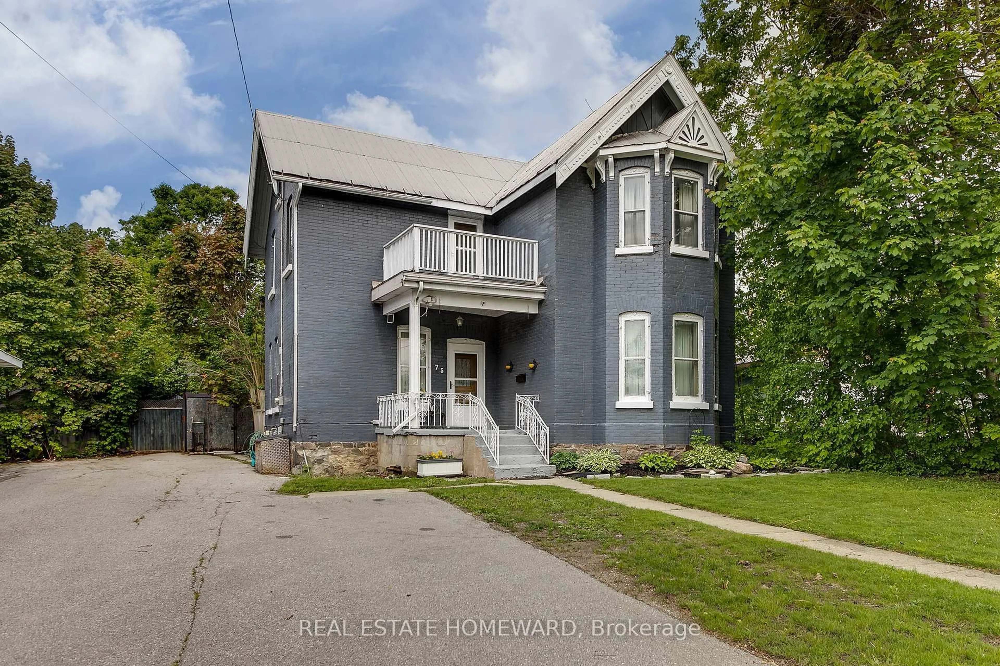 A pic from outside/outdoor area/front of a property/back of a property/a pic from drone, street for 75 Patrick St, Orillia Ontario L3V 5L3