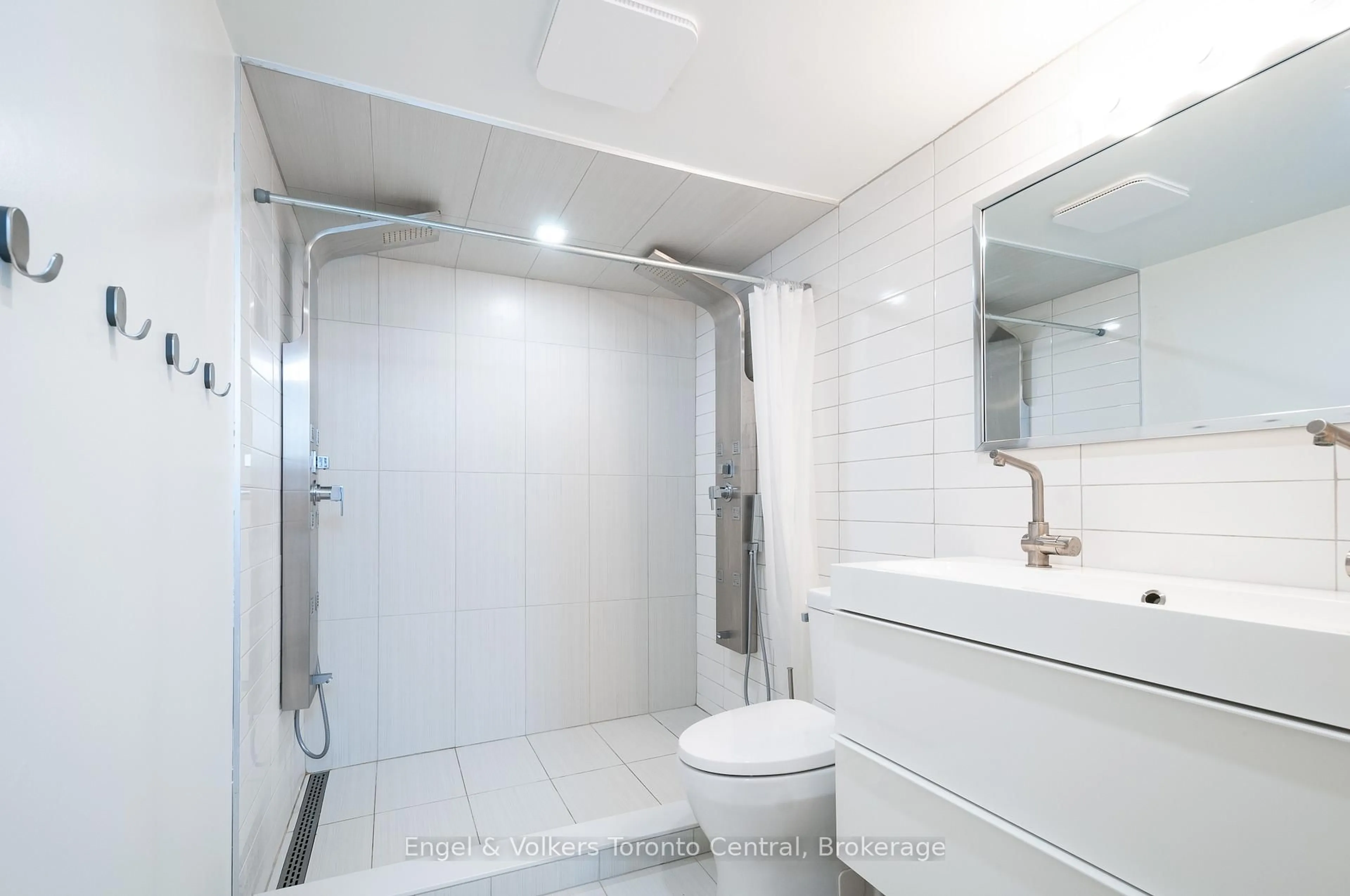 Standard bathroom, unknown for 19 DAWSON Dr #50, Collingwood Ontario L9Y 5B4