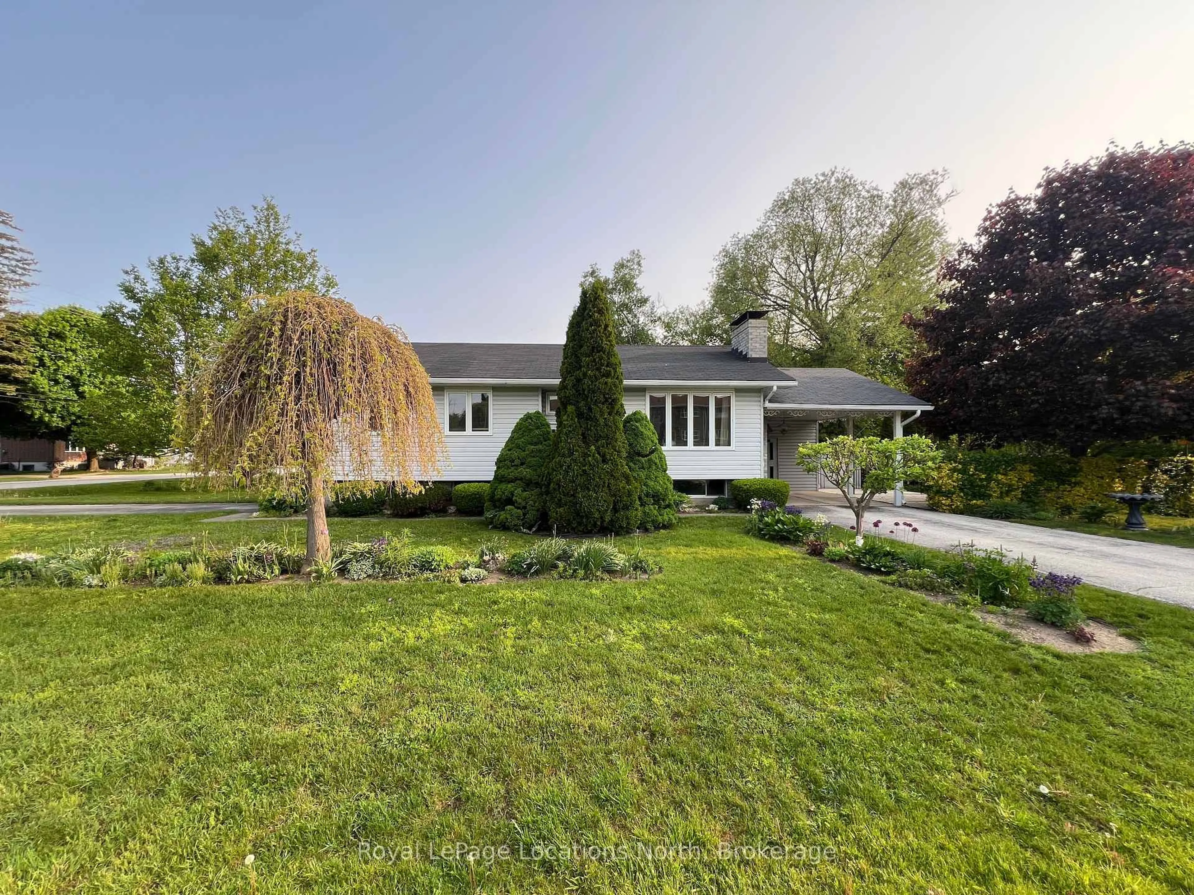 A pic from outside/outdoor area/front of a property/back of a property/a pic from drone, street for 211 Seventh St, Collingwood Ontario L9Y 4R4