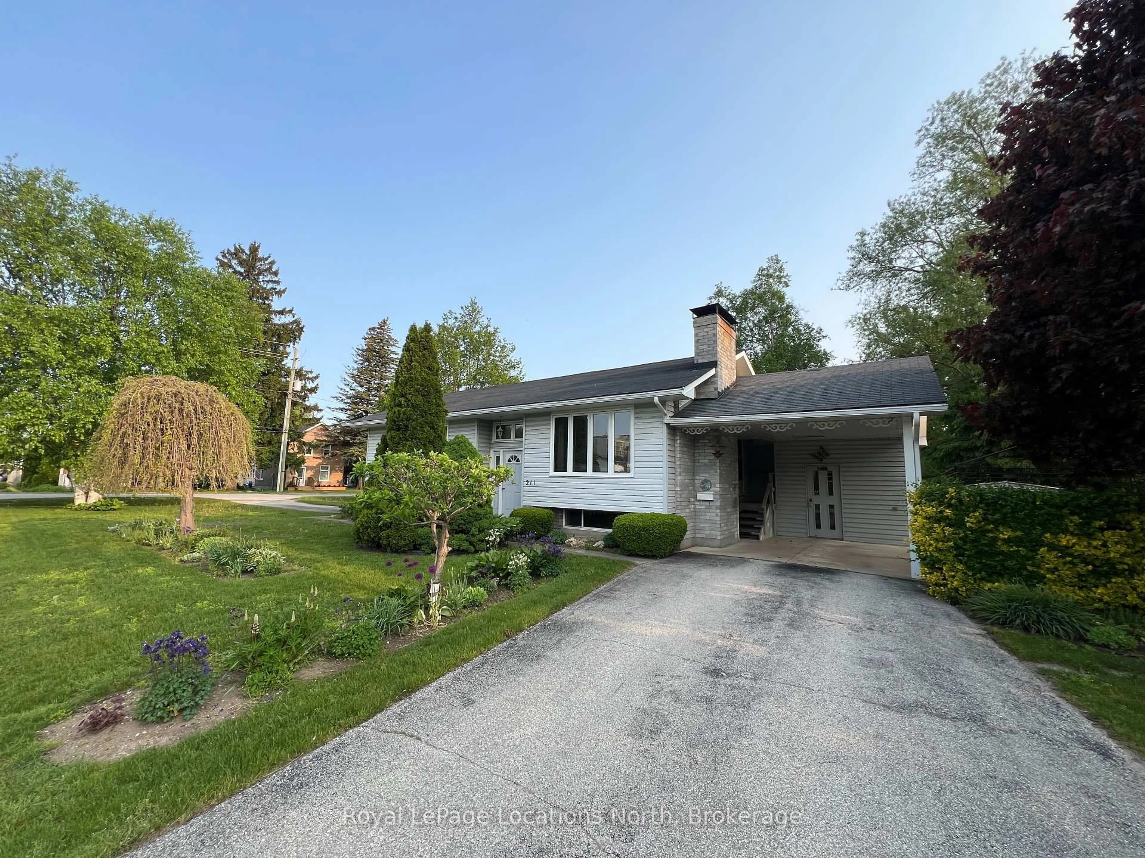A pic from outside/outdoor area/front of a property/back of a property/a pic from drone, street for 211 Seventh St, Collingwood Ontario L9Y 4R4