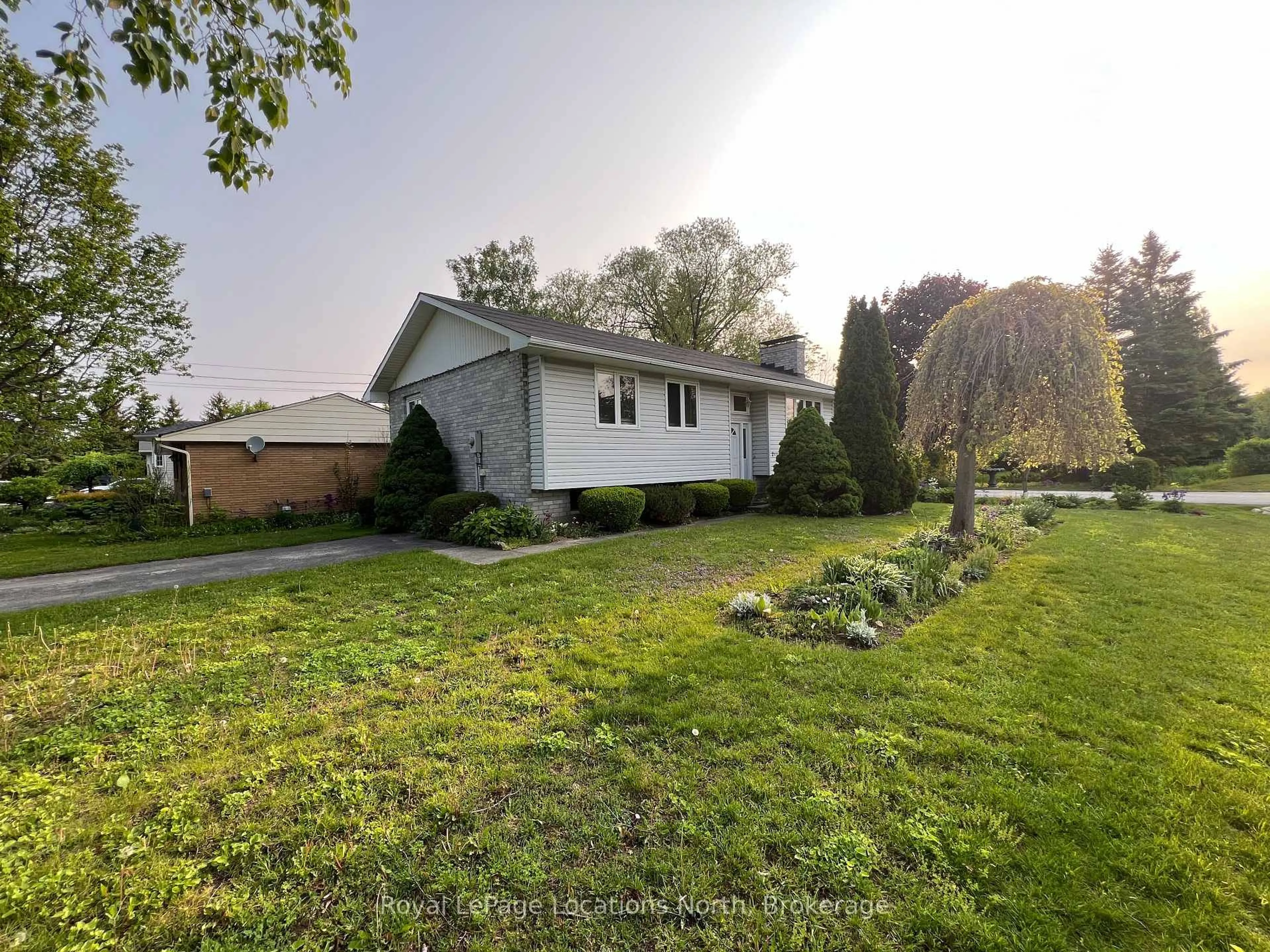A pic from outside/outdoor area/front of a property/back of a property/a pic from drone, street for 211 Seventh St, Collingwood Ontario L9Y 4R4