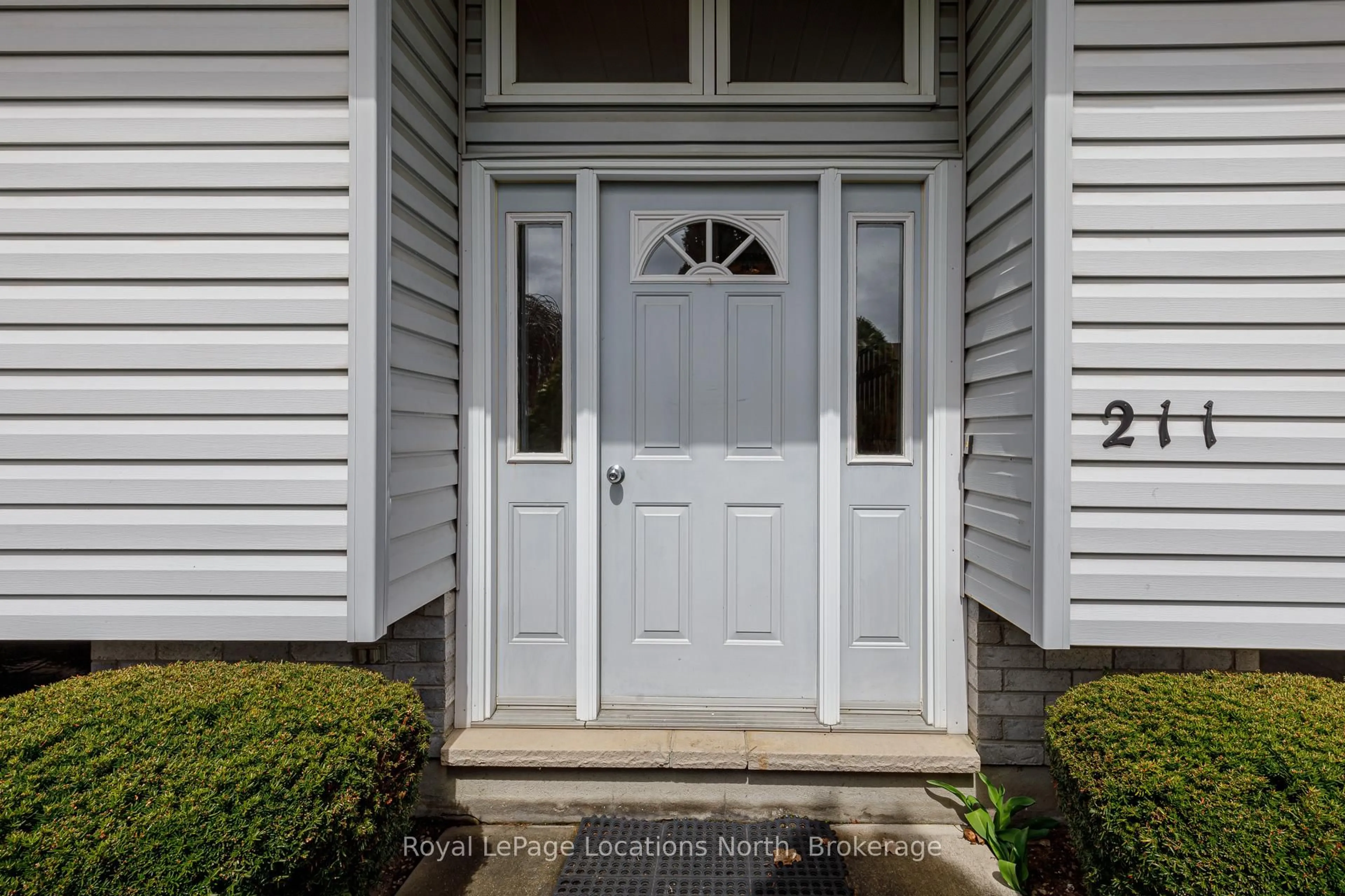 Indoor entryway for 211 Seventh St, Collingwood Ontario L9Y 4R4