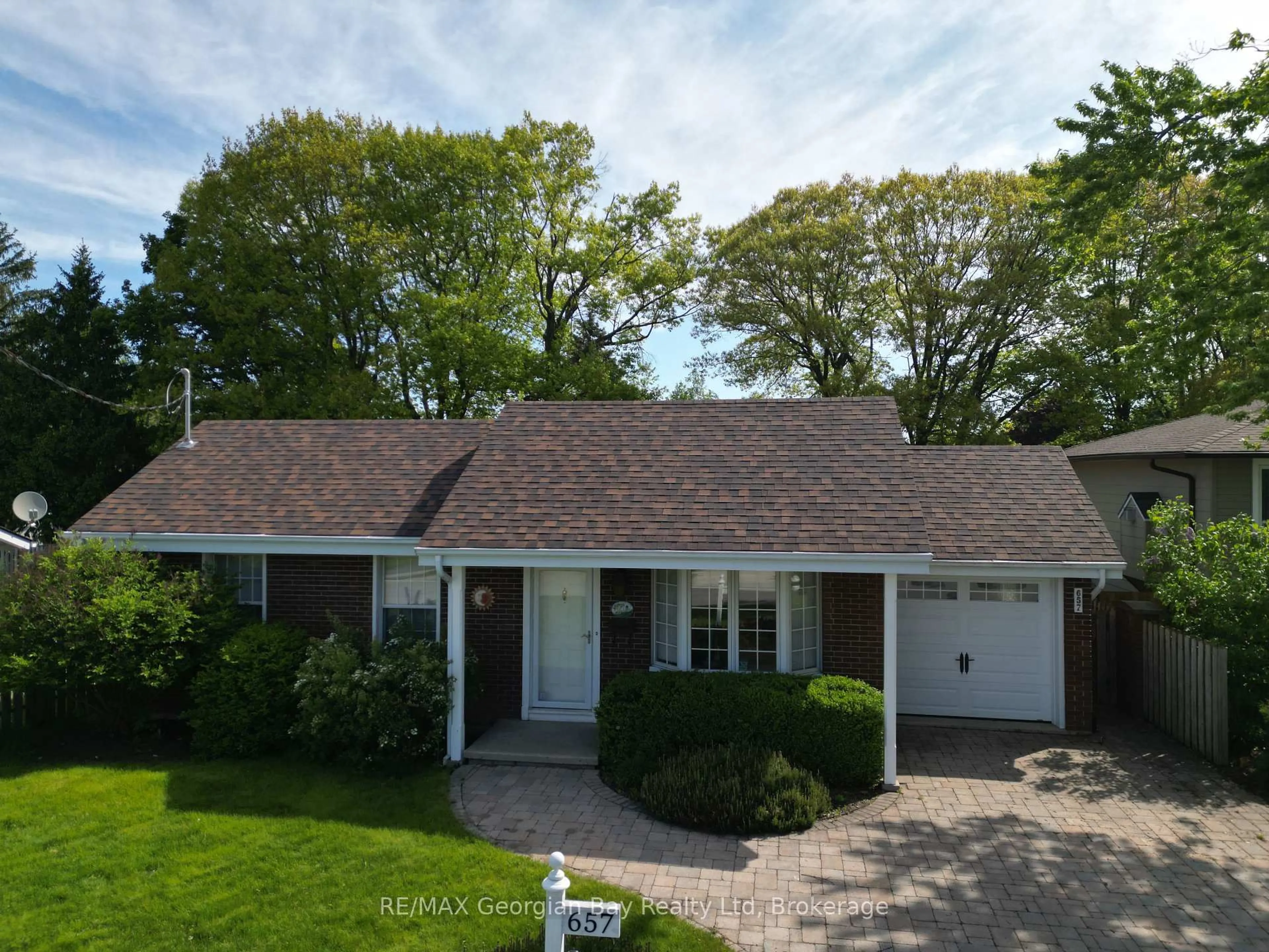 A pic from outside/outdoor area/front of a property/back of a property/a pic from drone, street for 657 Manly St, Midland Ontario L4R 3G7